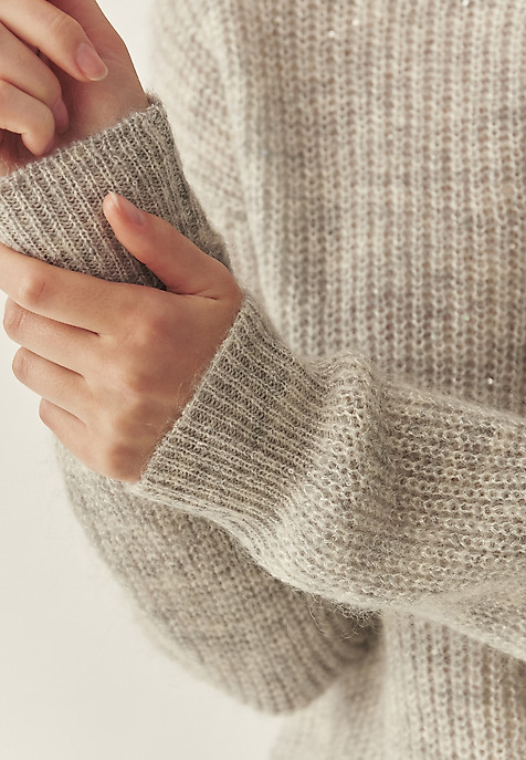 DAMSKI SWETER Z PRZĘDZY Z KWIATOWYM, OZDOBNYM ELEMENTEM — CLAIRE SREBRNY 2