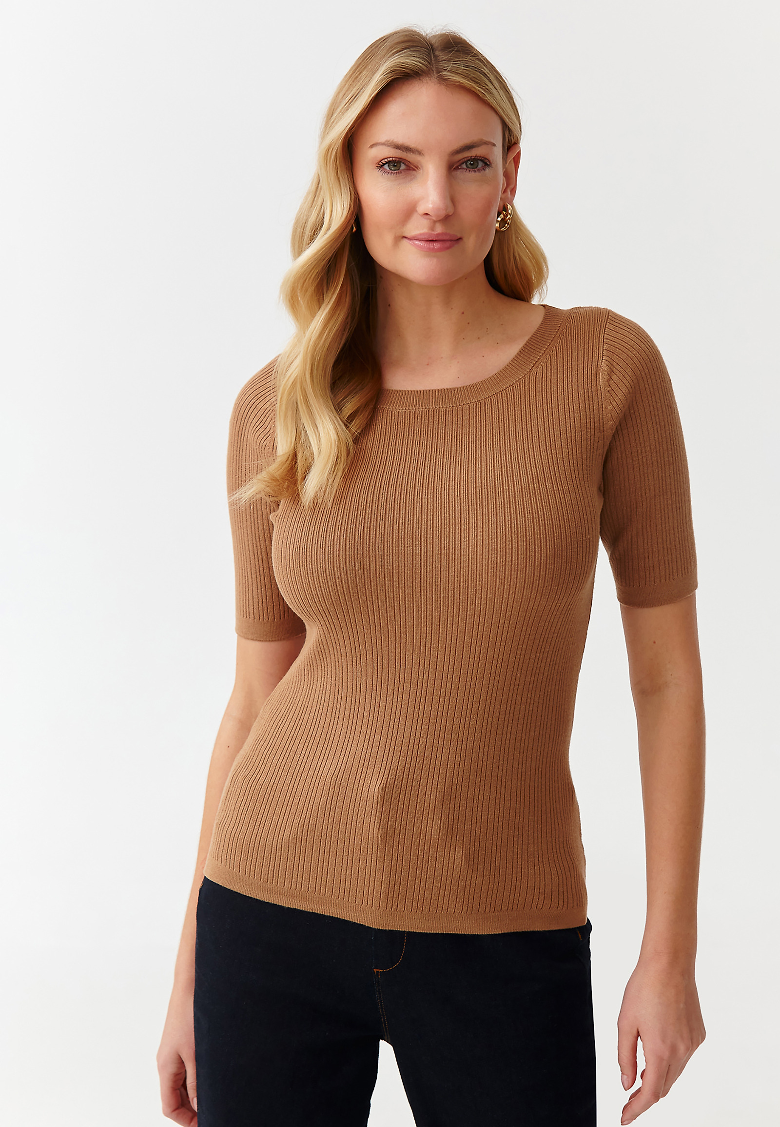 DOPASOWANY SWETER DAMSKI W PRĄŻKI - SALMIKO DOPASOWANY SWETER DAMSKI W PRĄŻKI - SALMIKO BEŻOWY 94969