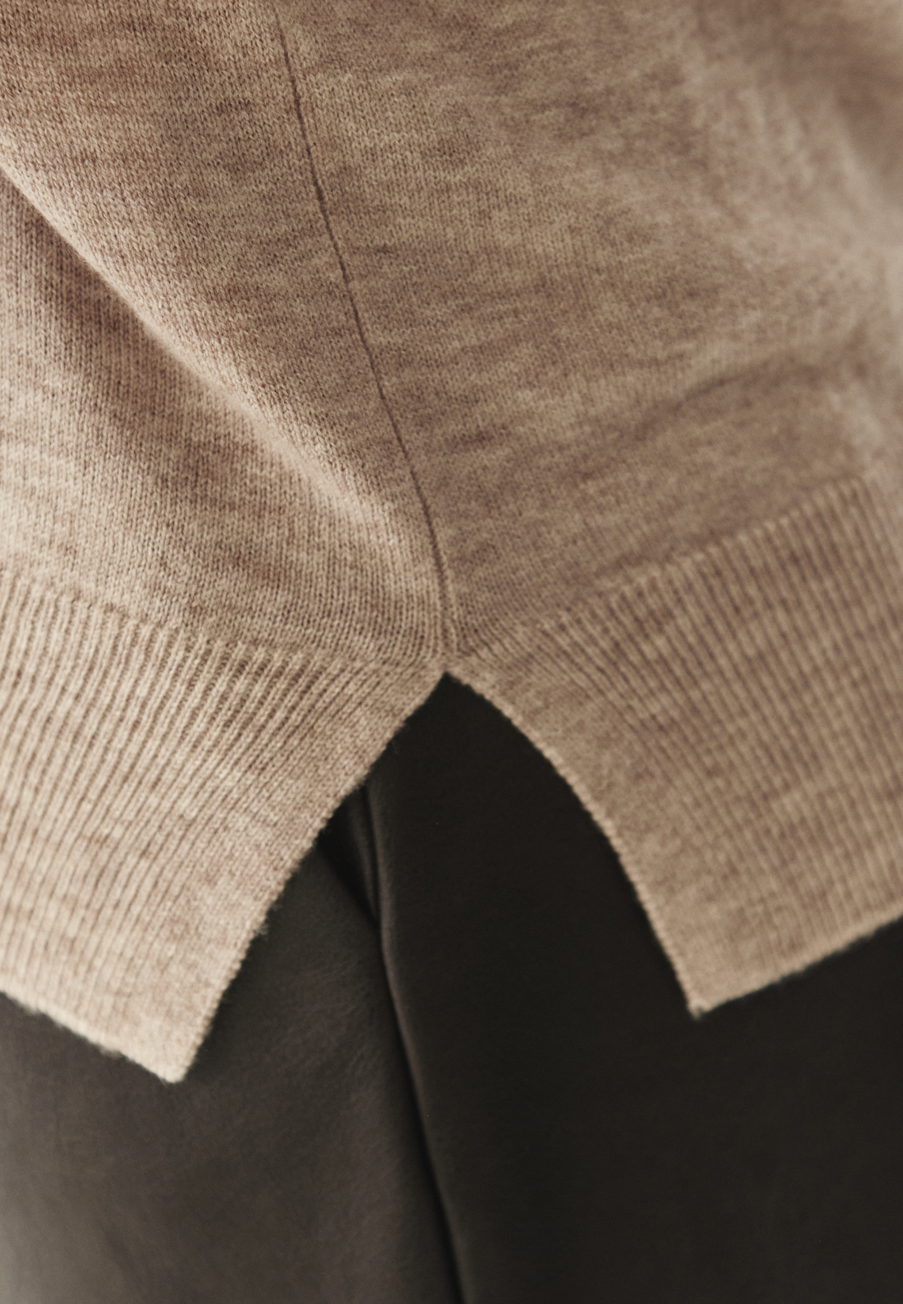 PULOVER DE DAMĂ OVERSIZE CU DECOLTEU ÎN FORMA LITEREI „V” — ONYX BEJ 2