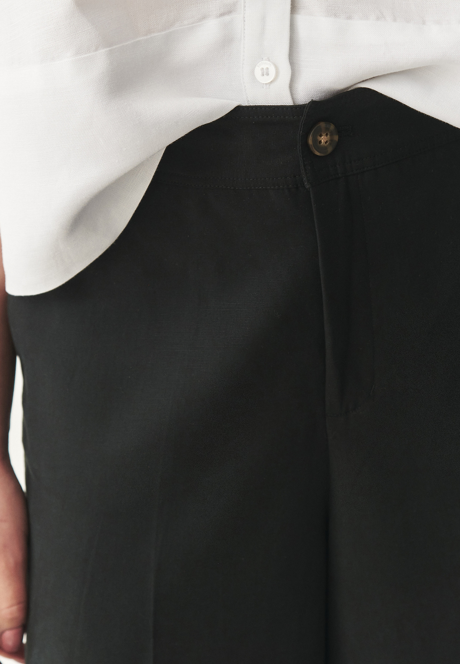 ELEGANTNÉ NOHAVICE SO ŠIROKÝM ROVNÝM STRIHOM - MASKANO ELEGANTNÉ NOHAVICE SO ŠIROKÝM ROVNÝM STRIHOM - MASKANO ČIERNA 112597