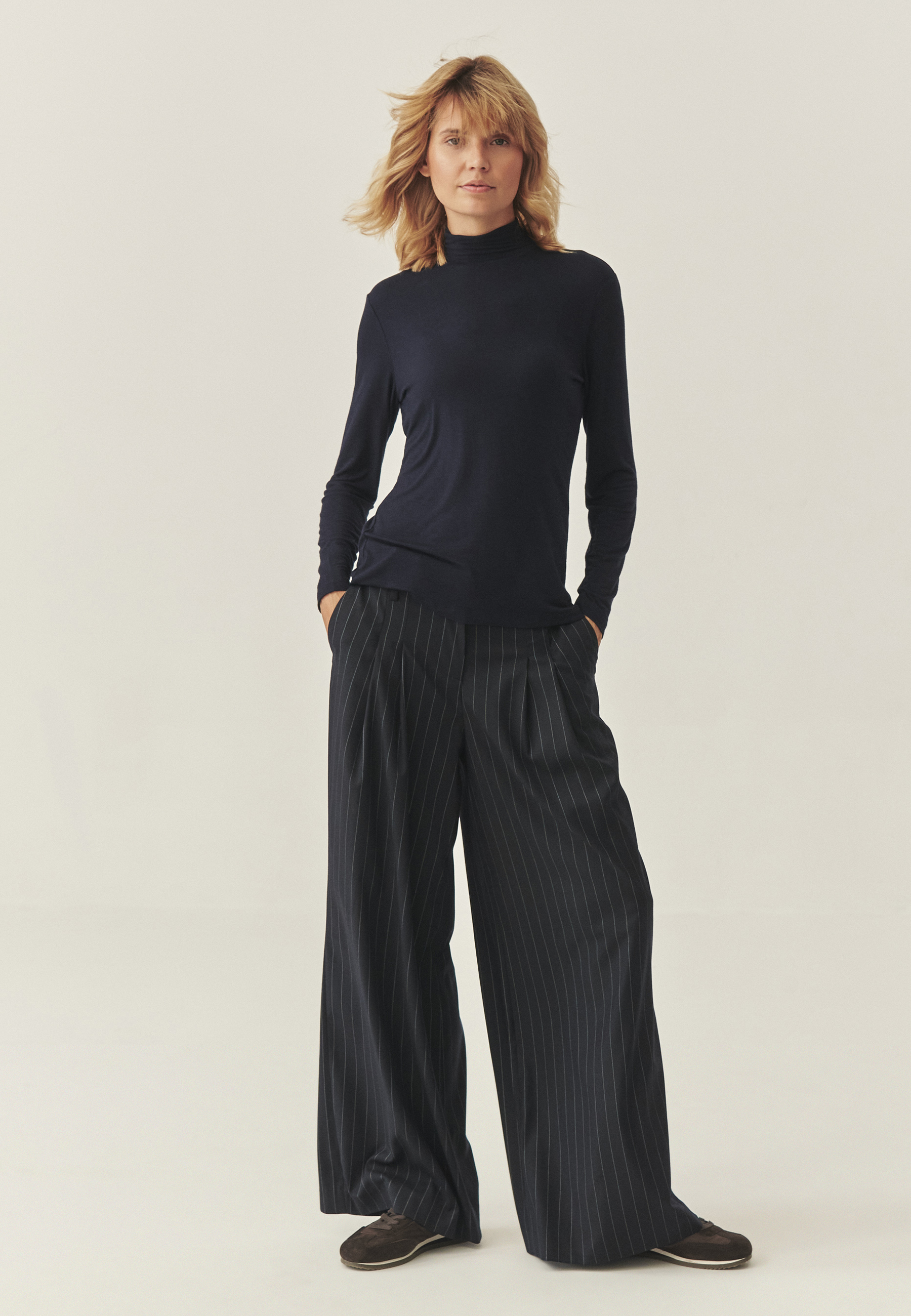 LIGHTWEIGHT TURTLENECK WITH CASHMERE AND LENZING™ ECOVERO™ VISCOSE - GREENWICH NAVY BLUE 2