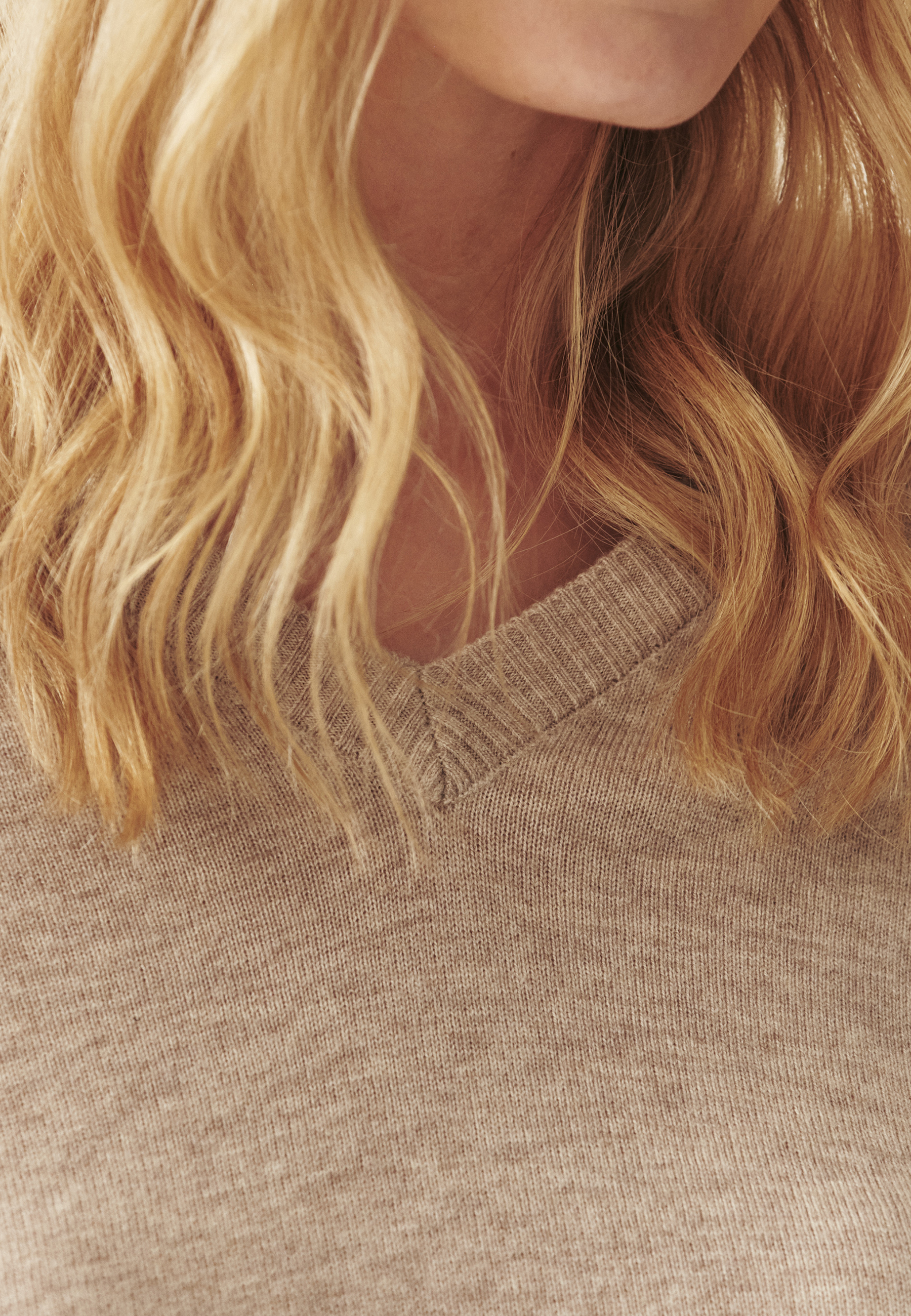 PULOVER DE DAMĂ DIN LÂNĂ CU DECOLTEU ÎN FORMA LITEREI „V”- RONI BEJ 2