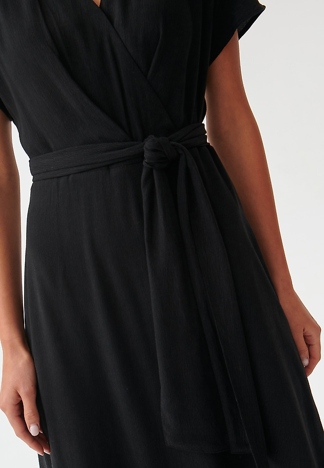 PLÁTĚNÉ ŠATY SE ZAVAZOVÁNÍM WANESSA PLÁTĚNÉ ŠATY SE ZAVAZOVÁNÍM WANESSA ČERNÁ 6