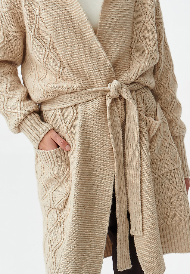 SWETER DAMSKI TYPU KARDIGAN Z WIĄZANIEM ROMBOKO SWETER DAMSKI TYPU KARDIGAN Z WIĄZANIEM ROMBOKO BEŻOWY 5