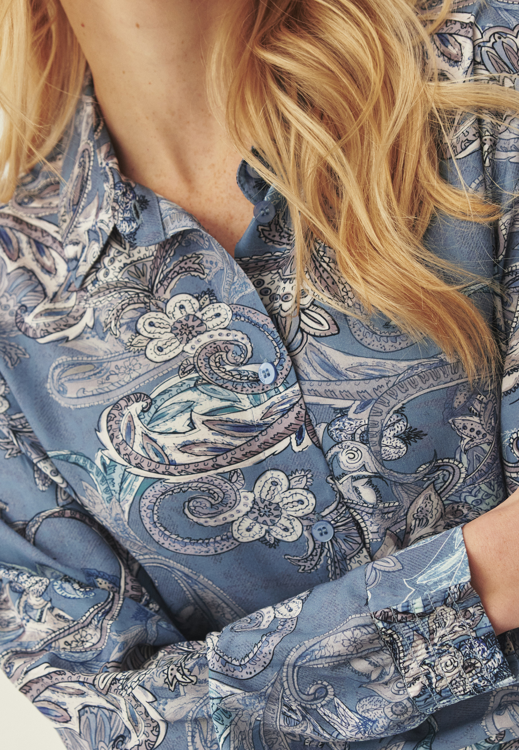 WZORZYSTA KOSZULA Z WISKOZY LENZING™ ECOVERO™ - BASILA