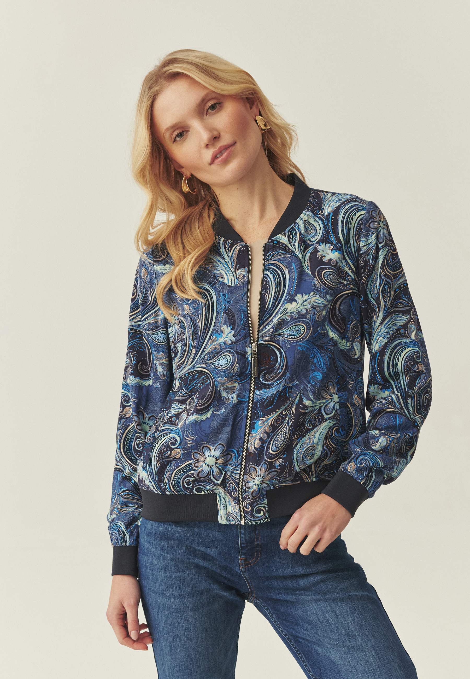 JACKEȚA BOMBER CU MODEL FABRICAT DIN VISCOPA LENZING™ ECOVERO™ - BAMBINA MULTICOLOR 2