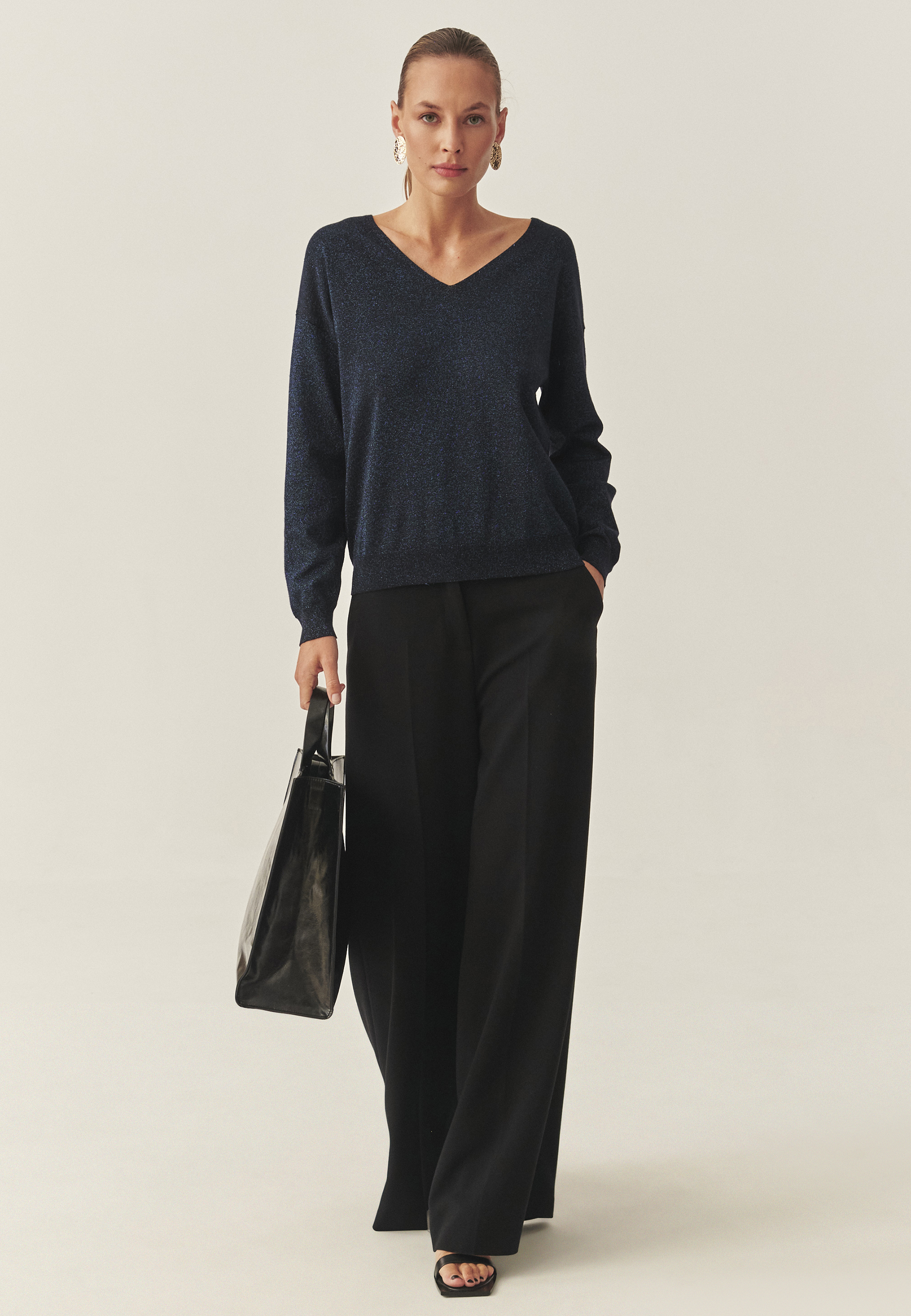 KLASYCZNY DAMSKI SWETER Z DEKOLTEM TYPU „V” I BŁYSZCZĄCĄ PRZĘDZĄ — FLARE GRANATOWY 2