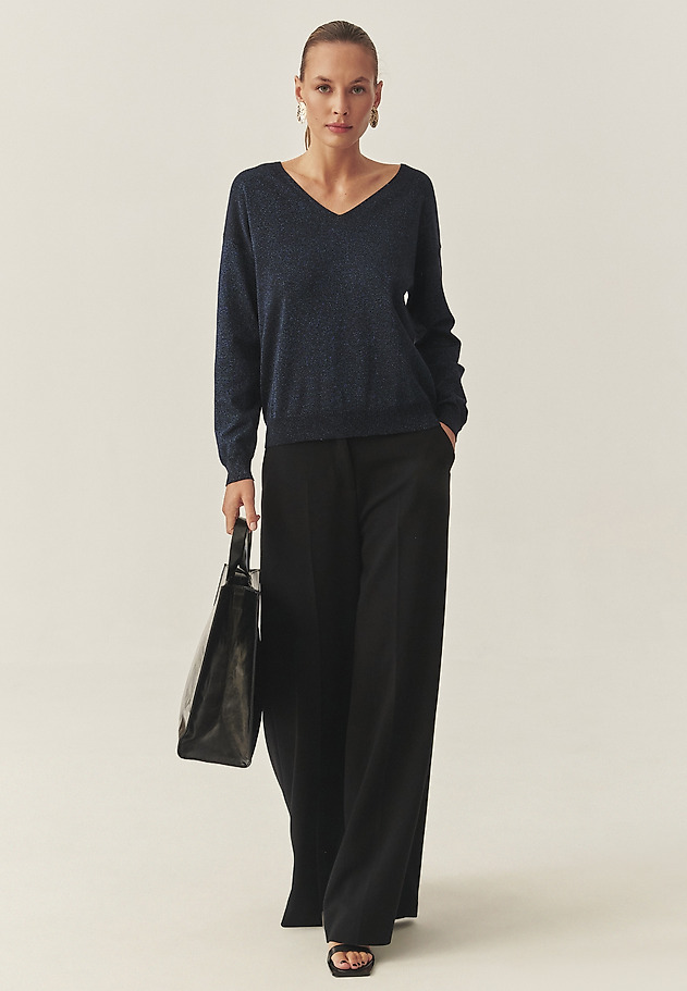 KLASYCZNY DAMSKI SWETER Z DEKOLTEM TYPU „V” I BŁYSZCZĄCĄ PRZĘDZĄ — FLARE KLASYCZNY DAMSKI SWETER Z DEKOLTEM TYPU „V” I BŁYSZCZĄCĄ PRZĘDZĄ — FLARE GRANATOWY 1