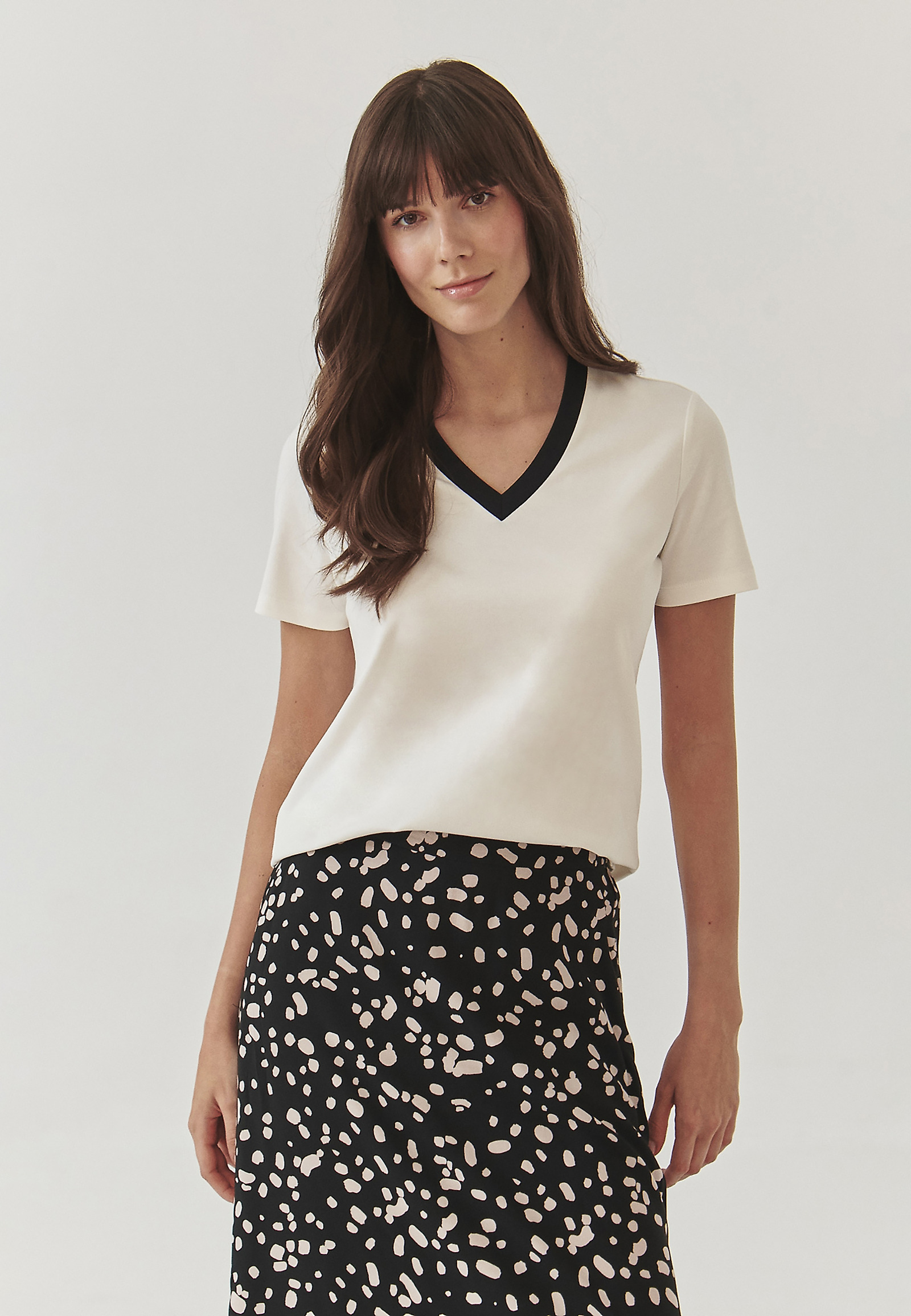 BAWEŁNIANA BLUZKA DAMSKA Z DEKOLTEM W SEREK - SALEMA BAWEŁNIANA BLUZKA DAMSKA Z DEKOLTEM W SEREK - SALEMA ECRU 98663