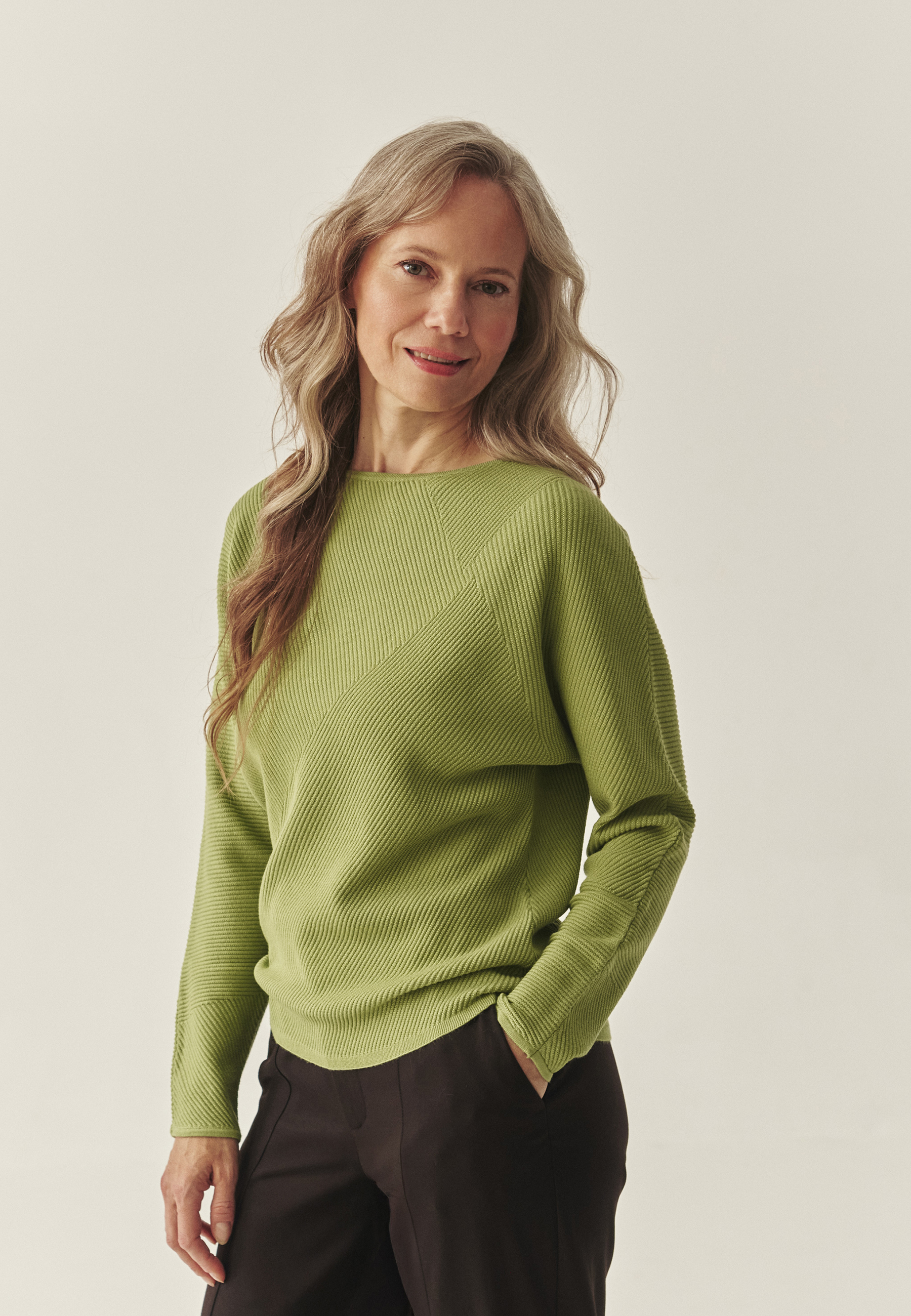 PULOVER DE DAMĂ STRUCTURAL CU DECOLTEU TIP BĂRCUȚĂ - PEGGIE VERDE 2