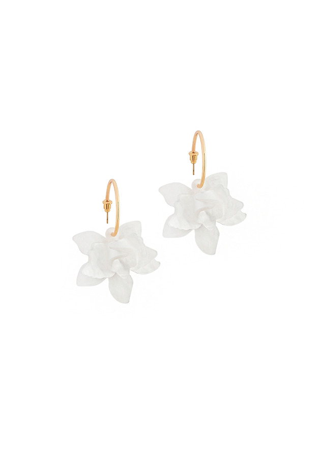 ELEGANT EARRINGS WITH A FLORAL MOTIF — GETTY ELEGANT EARRINGS WITH A FLORAL MOTIF — GETTY ECRU 3