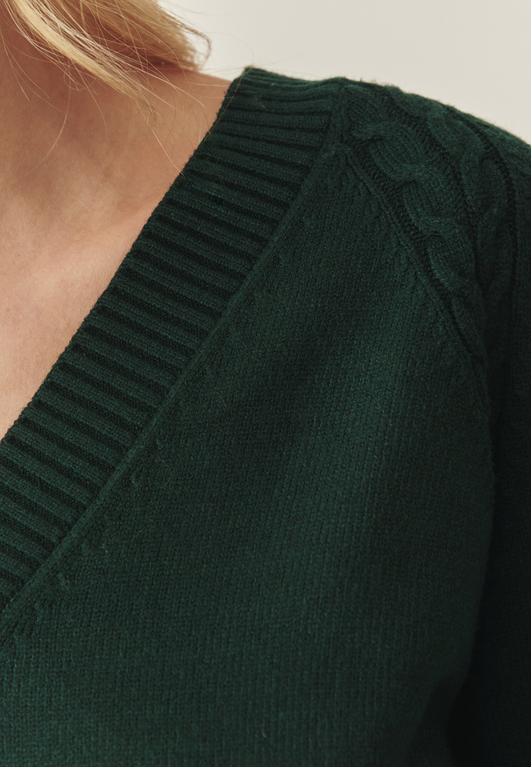 PULOVER DE DAMĂ, CU MODEL ÎN RELIEF ȘI DECOLTEU ÎN FORMA LITEREI „V” — JAYLIN 1 VERDE 2