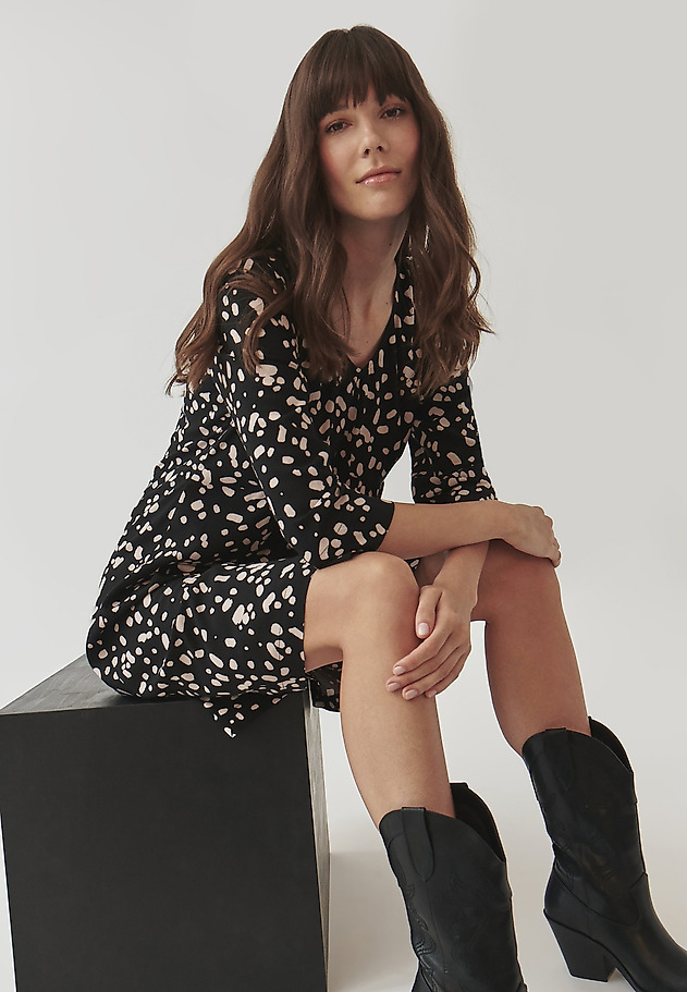 LADIES’ PATTERNED DRESS WITH V-SHAPED NECKLINE - NERTO LADIES’ PATTERNED DRESS WITH V-SHAPED NECKLINE - NERTO MULTIKOLOR 1