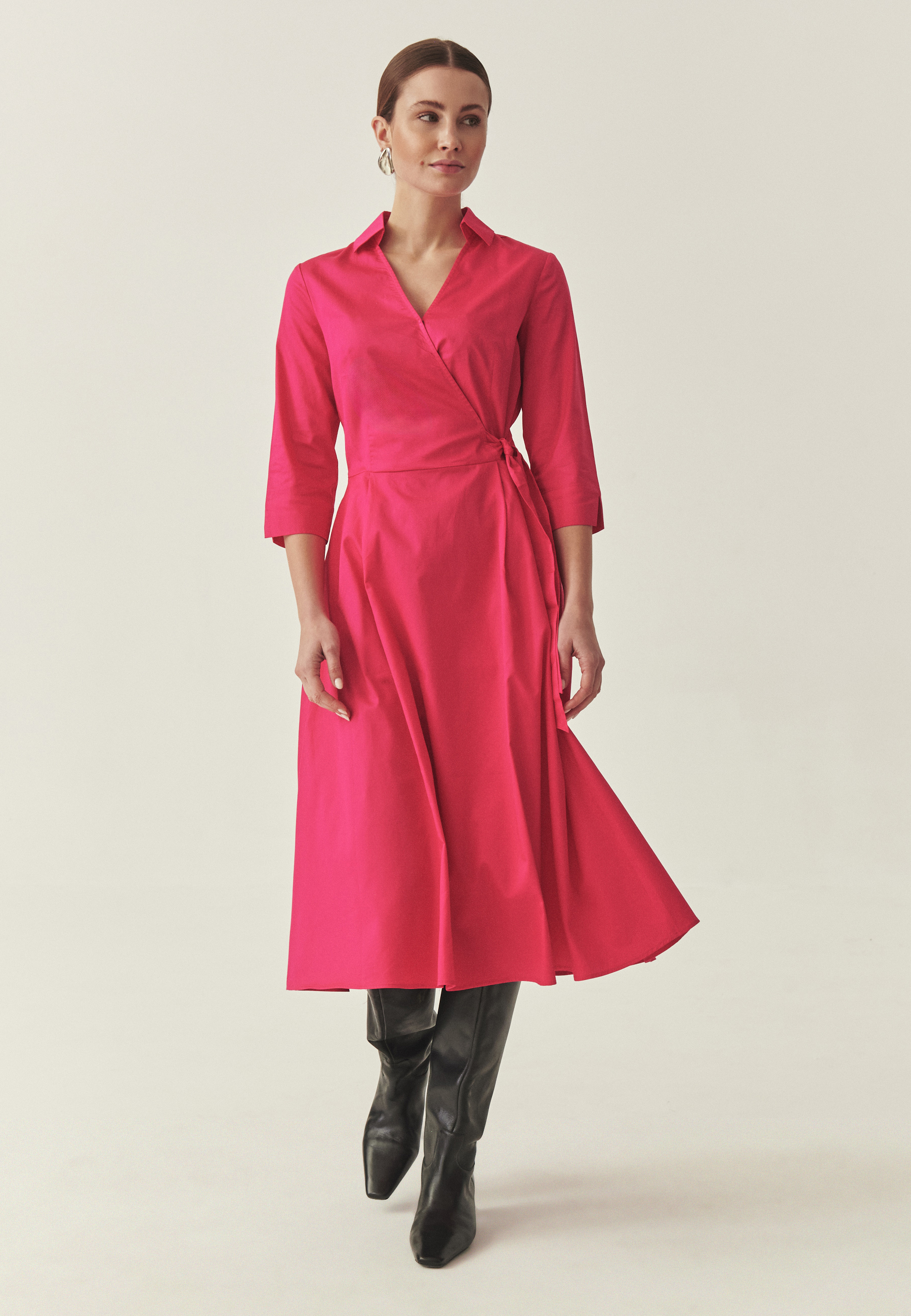 BAWEŁNIANA SUKIENKA Z KOPERTOWYM DEKOLTEM - TANIKI Z RÓŻOWY 2