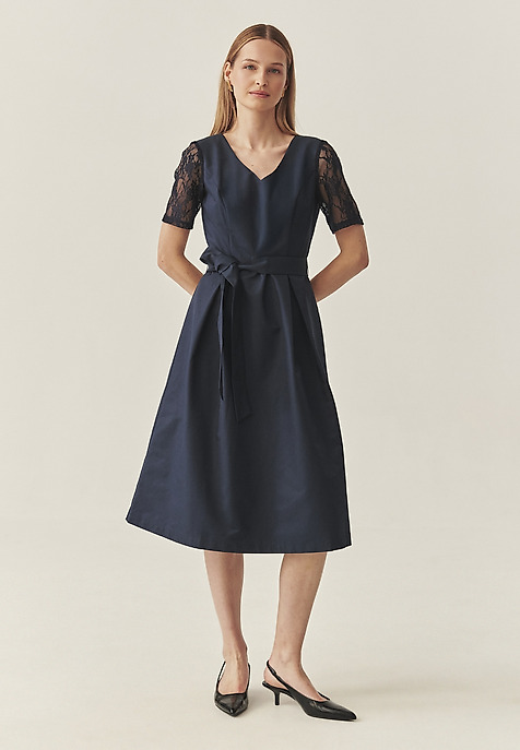 ROZKLOSZOWANA SUKIENKA MIDI Z KORONKOWYMI RĘKAWAMI — DUSTY ROZKLOSZOWANA SUKIENKA MIDI Z KORONKOWYMI RĘKAWAMI — DUSTY