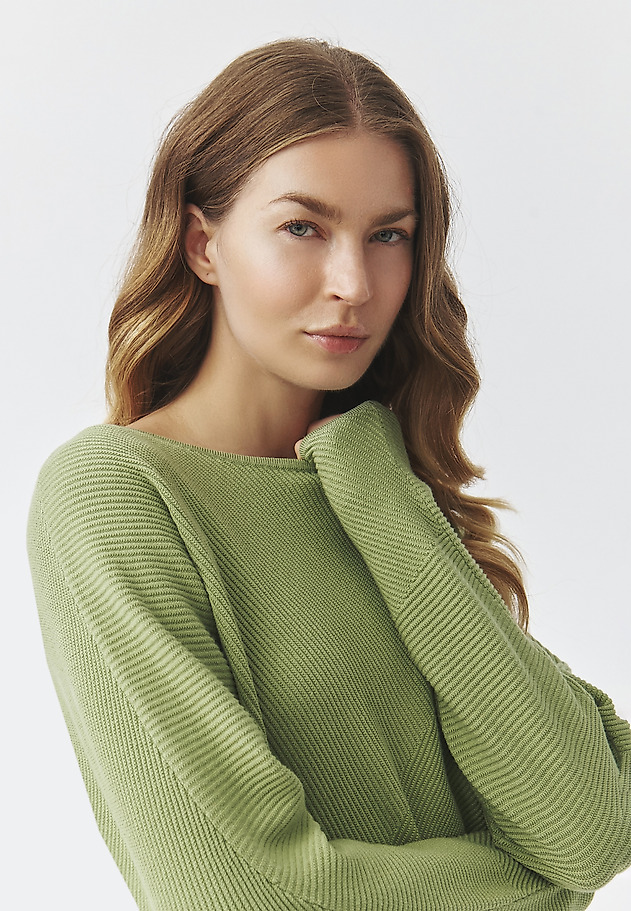 LADIES' STRUCTURED SWEATER WITH A BOAT NECKLINE - PEGGIE LADIES' STRUCTURED SWEATER WITH A BOAT NECKLINE - PEGGIE ZIELONY 4