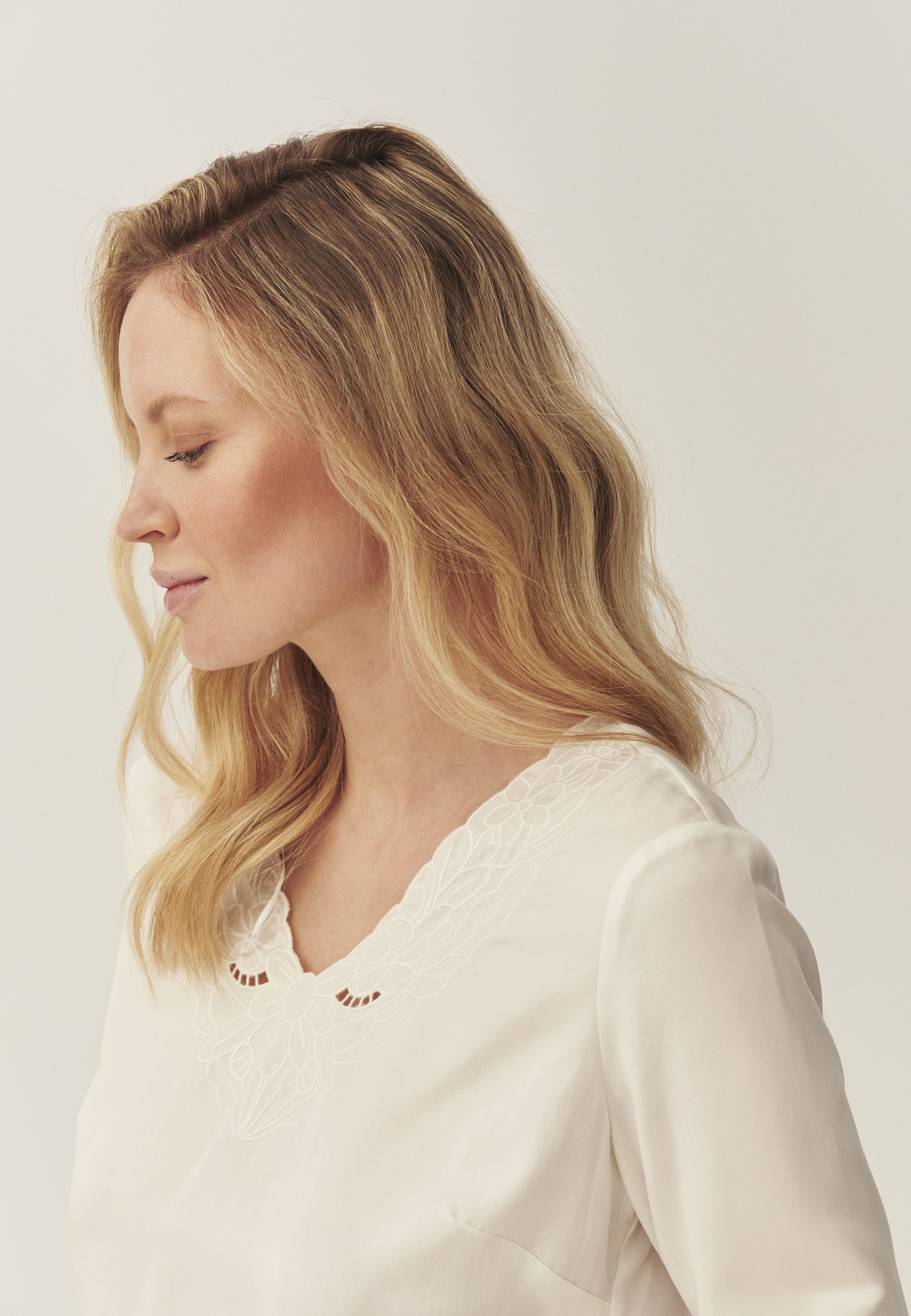 LADIES' WOVEN BLOUSE WITH A SWEETHEART NECKLINE AND LACE EMBELLISHMENT — EMBRO

 ECRU 2