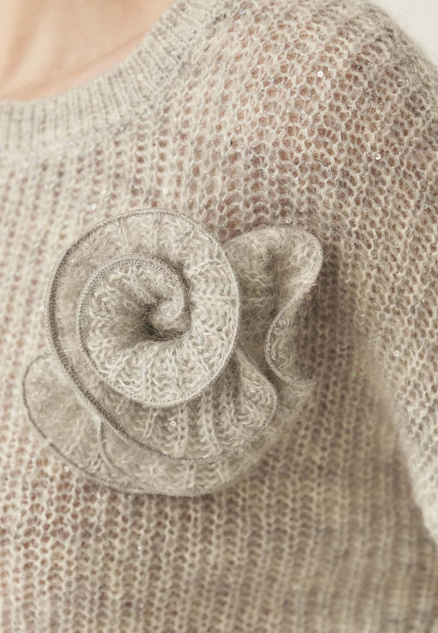DÁMSKY SVETER Z PRIADZE S OZDOBNÝM KVETINOVÝM PRVKOM – CLAIRE STRIEBORNÁ 2