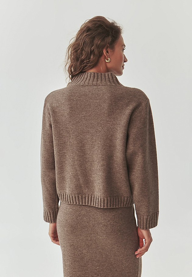 LADIES’ OVERSIZED SWEATER WITH A MOCK TURTLENECK - MALMANA 2 LADIES’ OVERSIZED SWEATER WITH A MOCK TURTLENECK - MALMANA 2 BEŻOWY 3