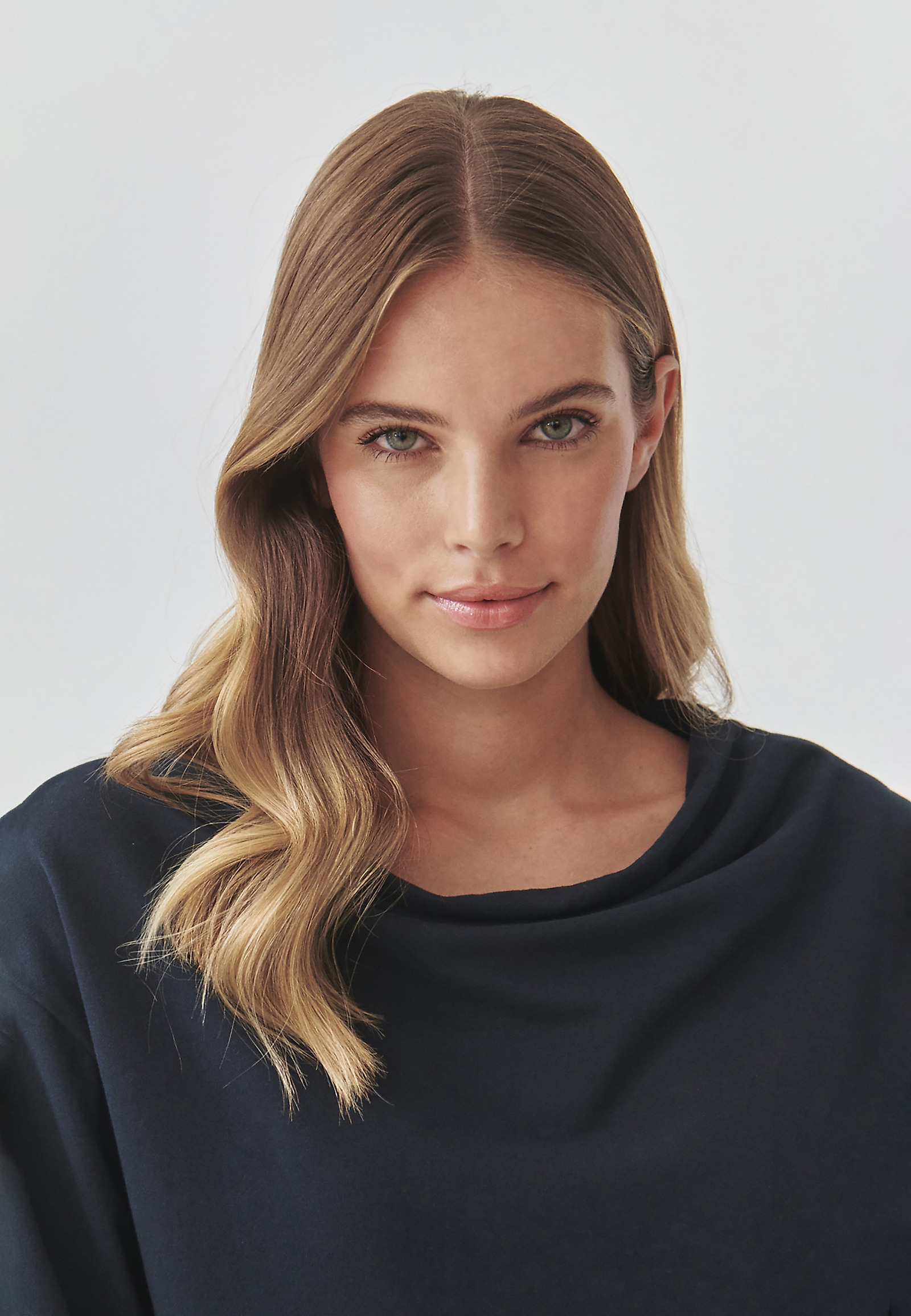 STÍLUSOS NŐI KAPUCNIS PULÓVER VÍZ NECKLINE - MALIA STÍLUSOS NŐI KAPUCNIS PULÓVER VÍZ NECKLINE - MALIA SÖTÉTKÉK 99963