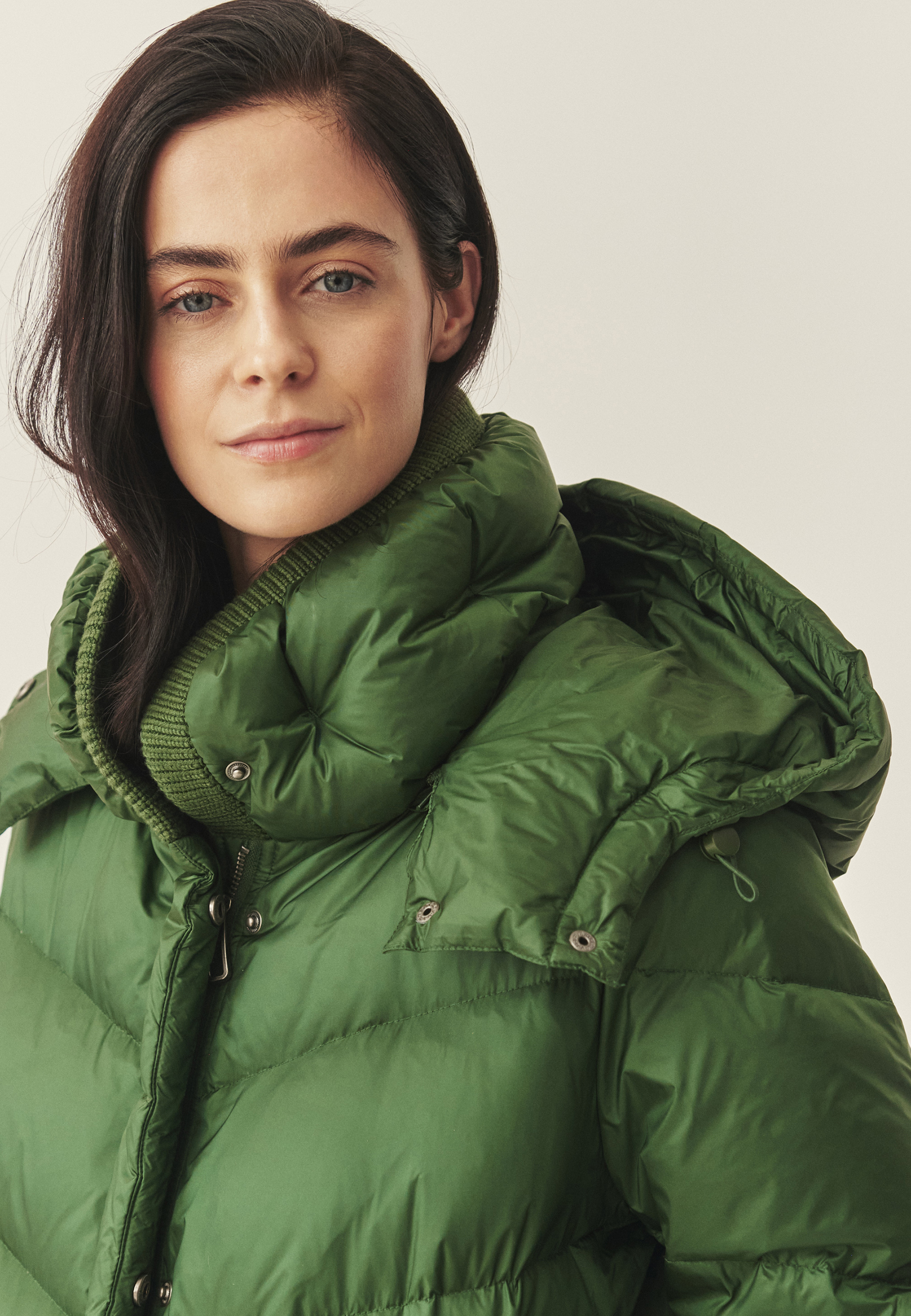 PÉŘOVÁ BUNDA S KAPUCÍ – DAGAMARI ZELENÁ 2