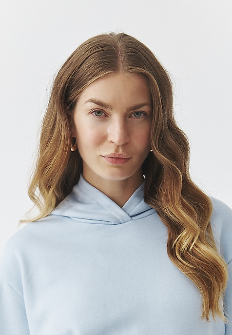 PASTELOWA BLUZA Z KAPTUREM — NULA NIEBIESKI 2