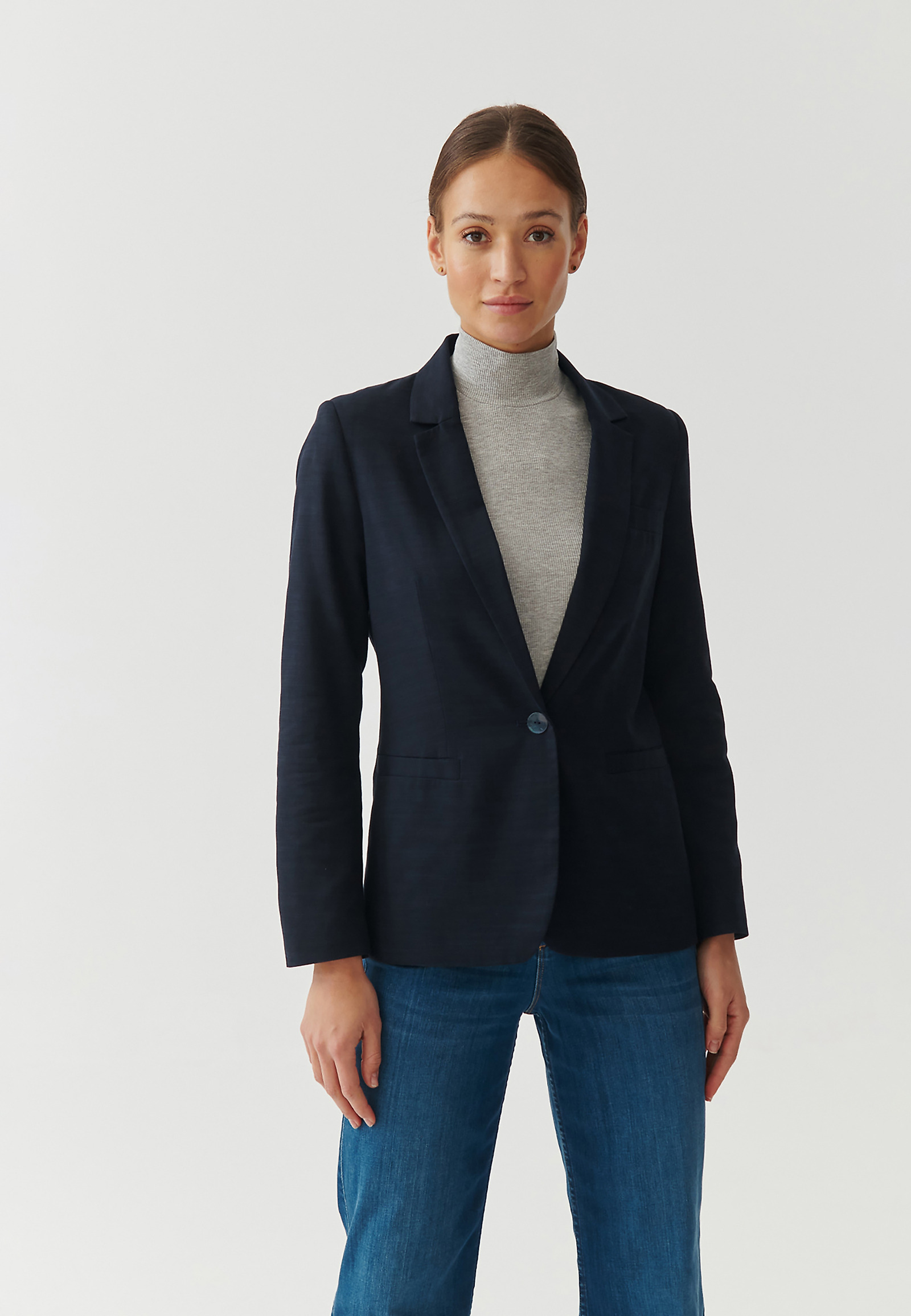 JEDNORADOVÉ TEXTILNÉ SAKO S PODŠÍVKOU – AMALFINA JEDNORADOVÉ TEXTILNÉ SAKO S PODŠÍVKOU – AMALFINA NÁMORNÍCKA MODRÁ 95281