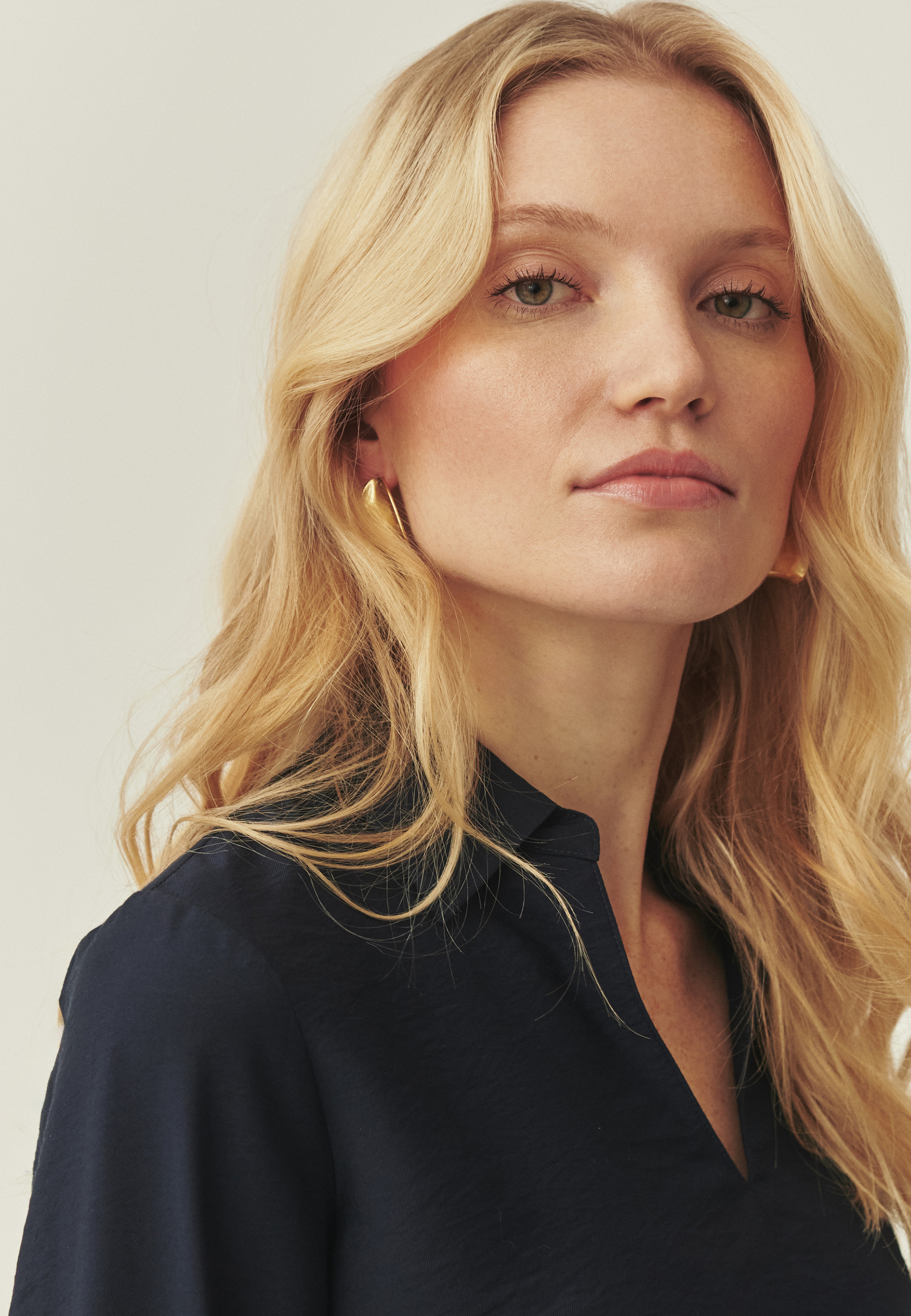 BLUZĂ ÎNNOPTATĂ CU BRODERIE - HATARI