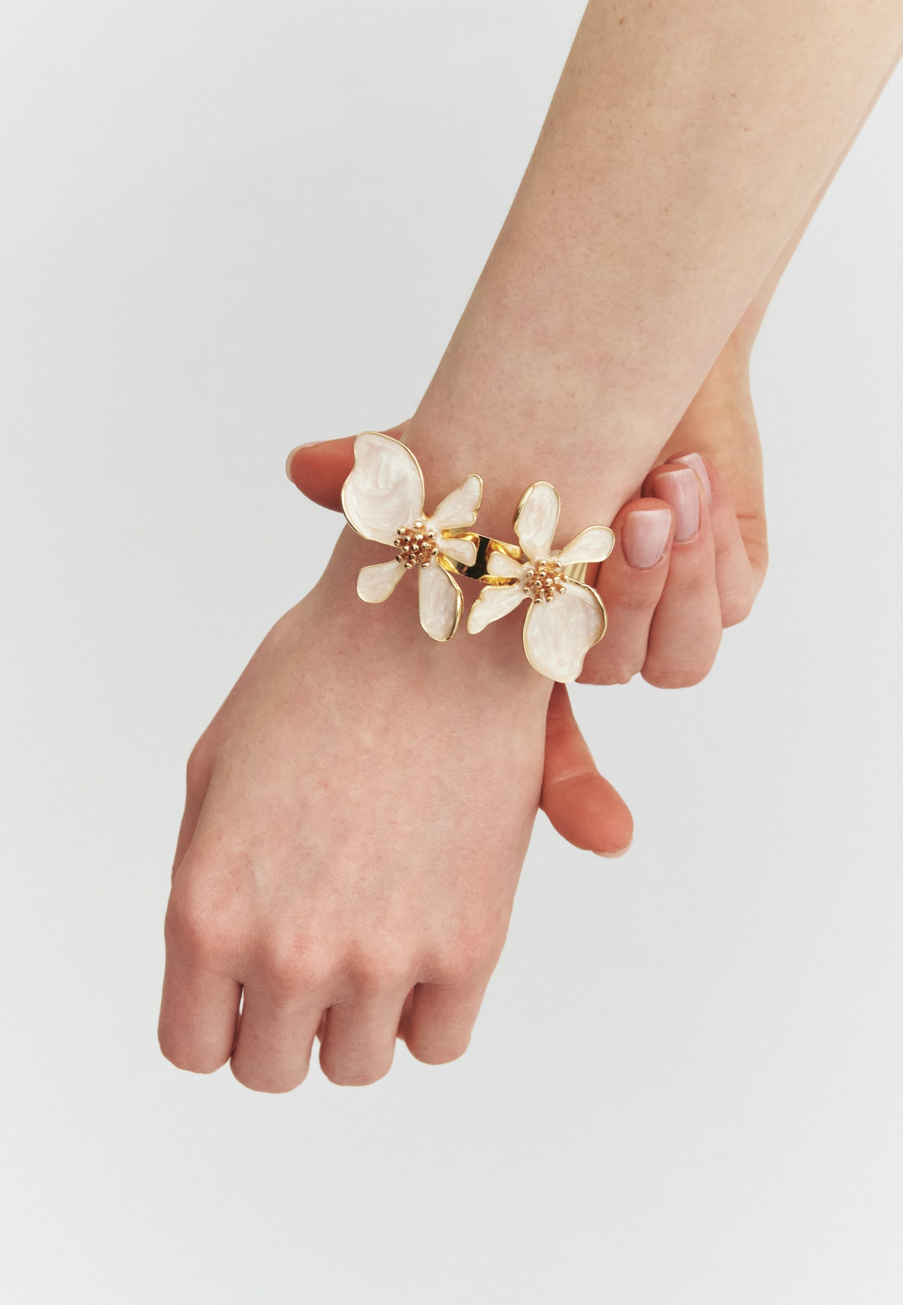 BRANSOLETKA Z KWIATOWYM MOTYWEM - GIRELLE ECRU 2