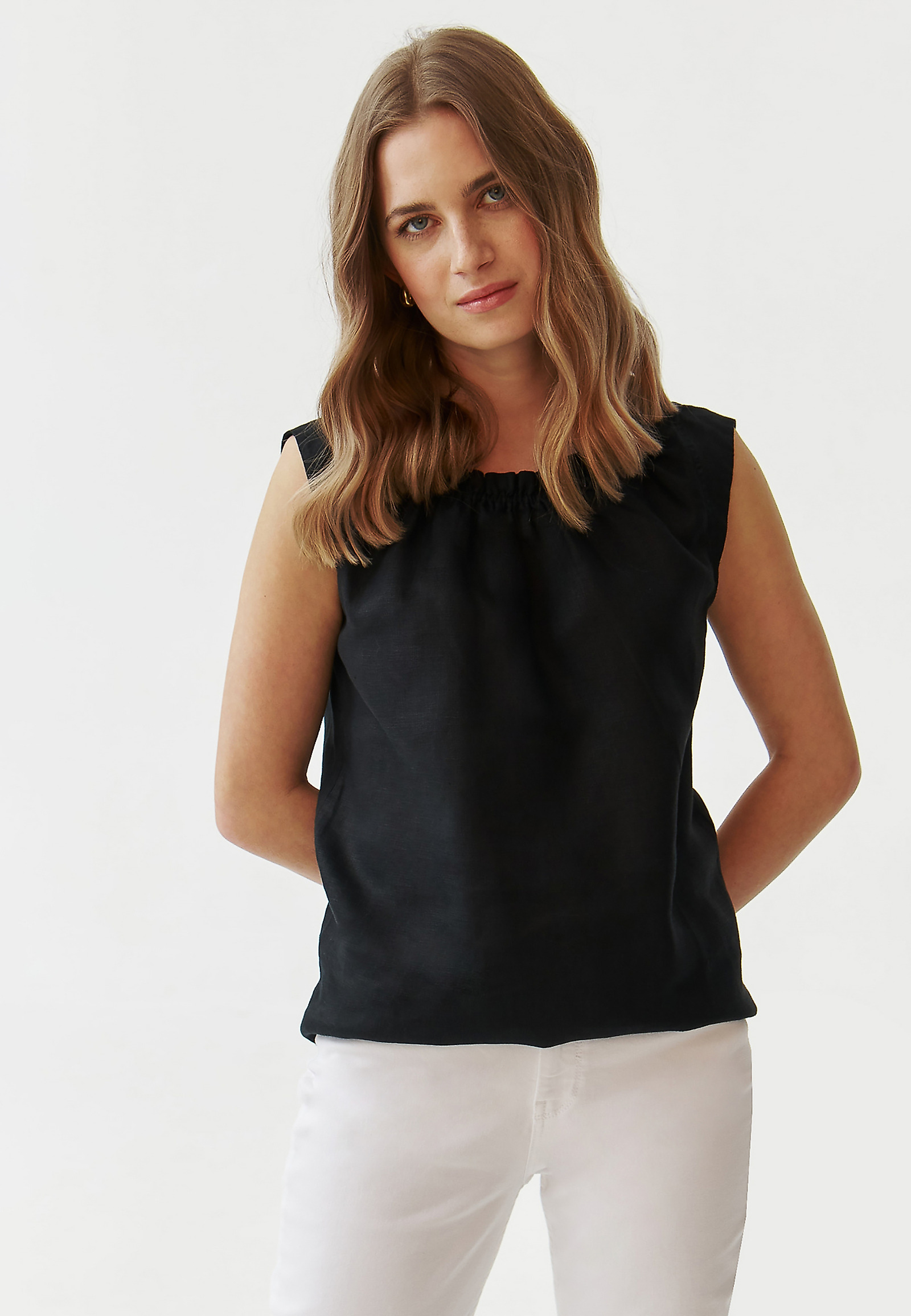 LNIANA BLUZKA DAMSKA Z OZDOBNYM DEKOLTEM  - IXA LNIANA BLUZKA DAMSKA Z OZDOBNYM DEKOLTEM  - IXA CZARNY 96798