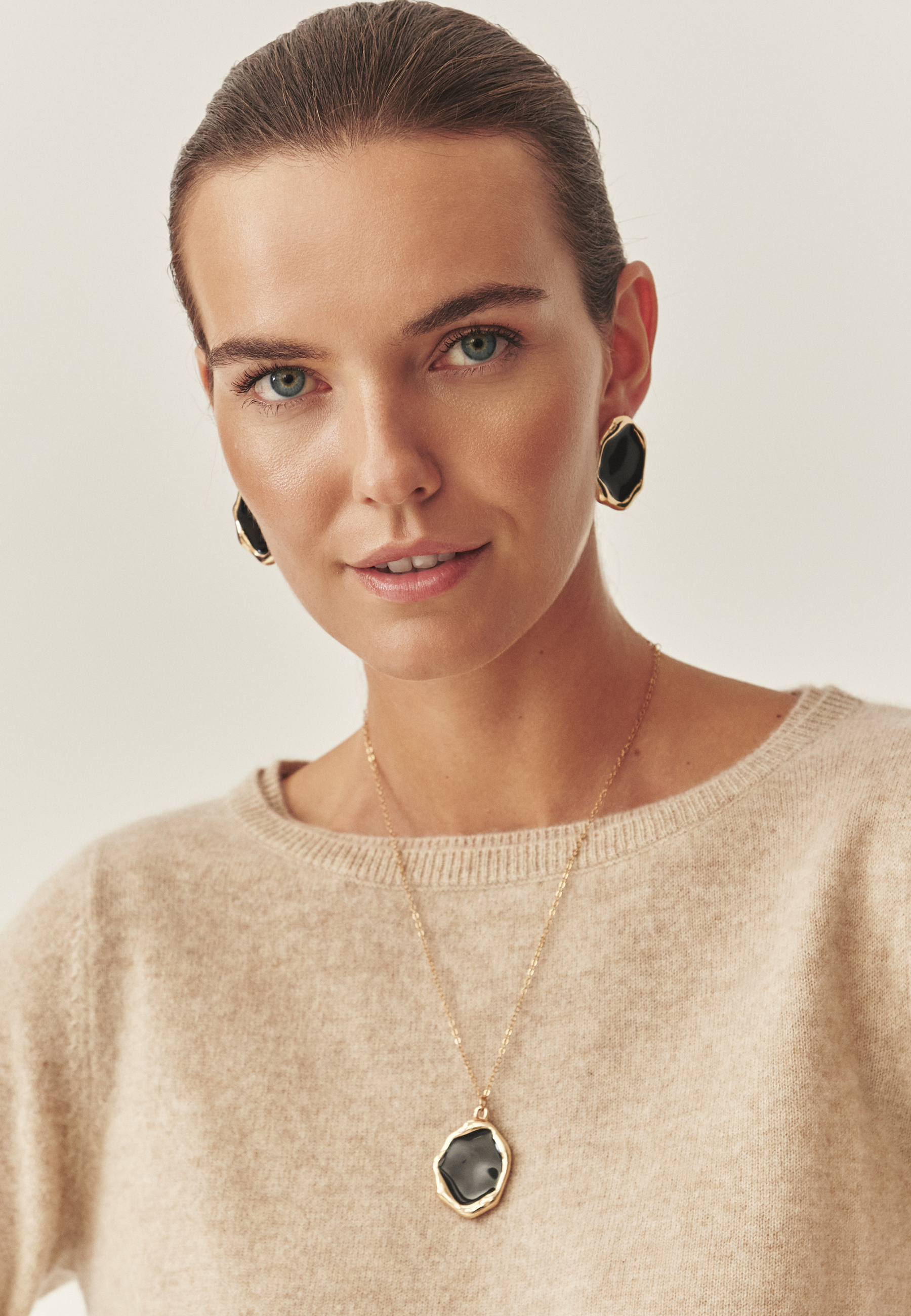 MODERNI UHAN S SMOLJJO - JEWELLE ČRNA 2