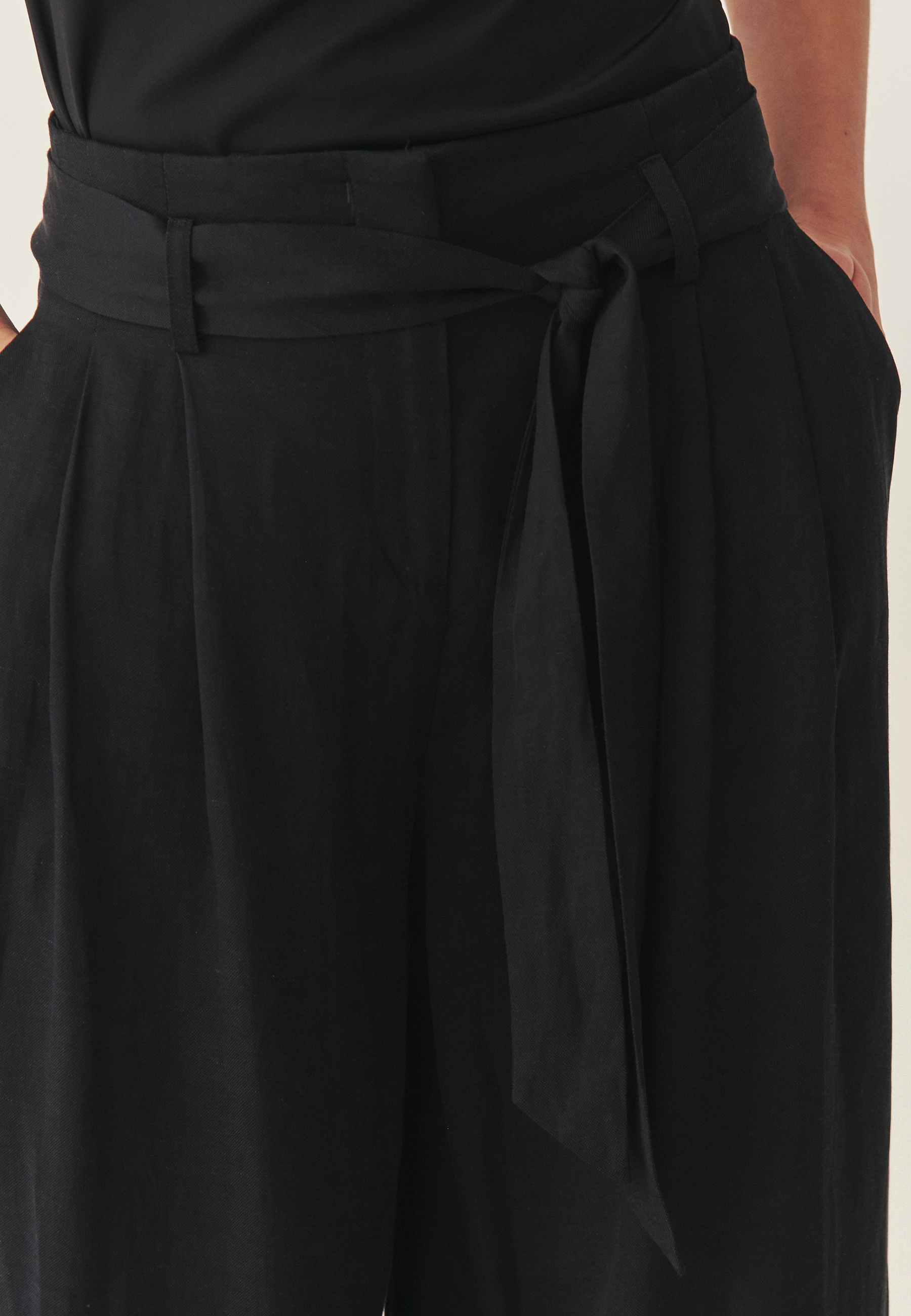 KOSTÝMOVÉ KALHOTY S ŠIROKÝMI NOHAVICEMI – MERWE