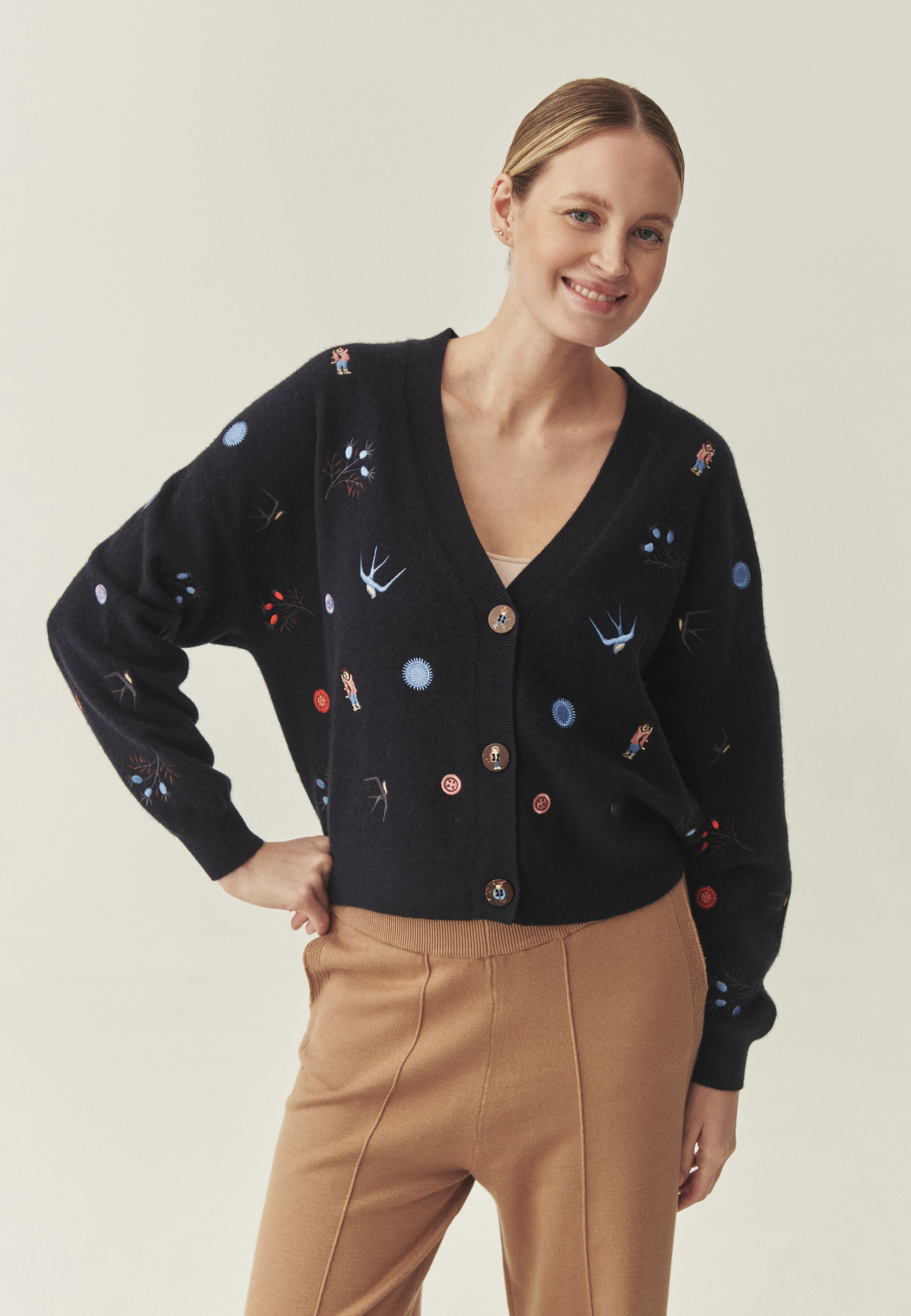 WEŁNIANY KARDIGAN Z BAJKOWYMI HAFTAMI - TEDA GRANATOWY 2