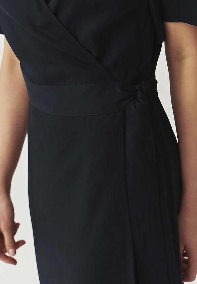 SUKIENKA KOPERTOWA Z PRZEWIEWNEGO LYOCELLU - TAKTI SUKIENKA KOPERTOWA Z PRZEWIEWNEGO LYOCELLU - TAKTI GRANATOWY 6