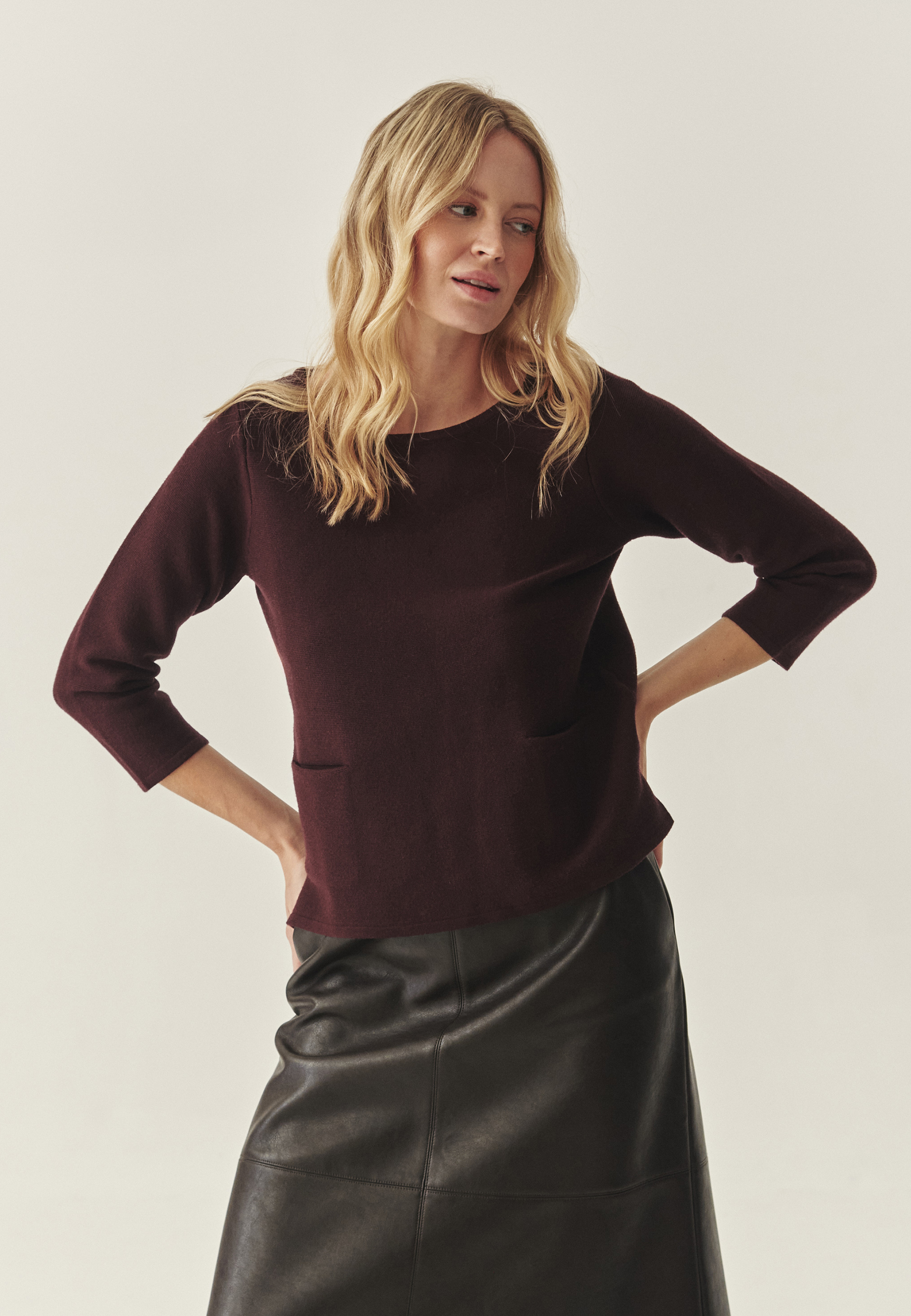 KLASYCZNY SWETER DAMSKI Z RĘKAWEM 3/4 I KIESZONKAMI - ADELLE