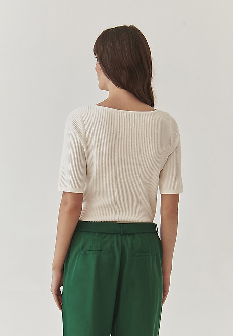 DOPASOWANY SWETER DAMSKI Z DZIANINY PRĄŻKOWANEJ - RIBA ECRU 2