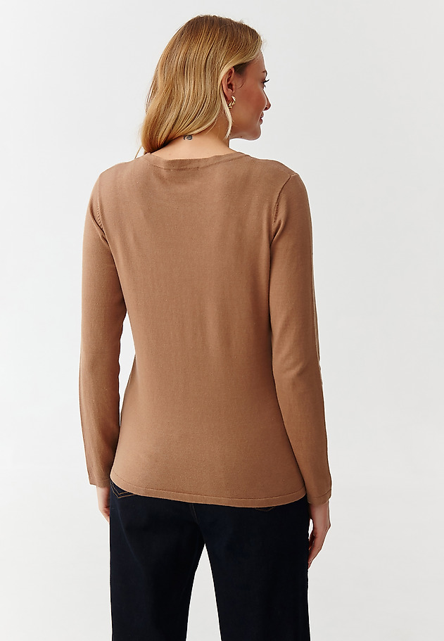CLASSIC LADIES’ SWEARER WITH DECORATIVE STITCHING - NICOLETTA 1 CLASSIC LADIES’ SWEARER WITH DECORATIVE STITCHING - NICOLETTA 1 BEŻOWY 4