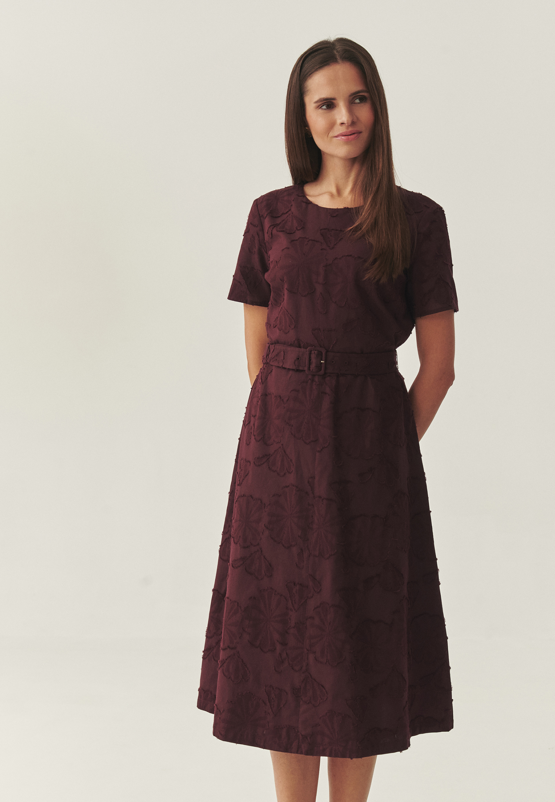 BAWEŁNIANA SUKIENKA MIDI Z KWIATOWYM HAFTEM - KAMI Z CZERWONY 2