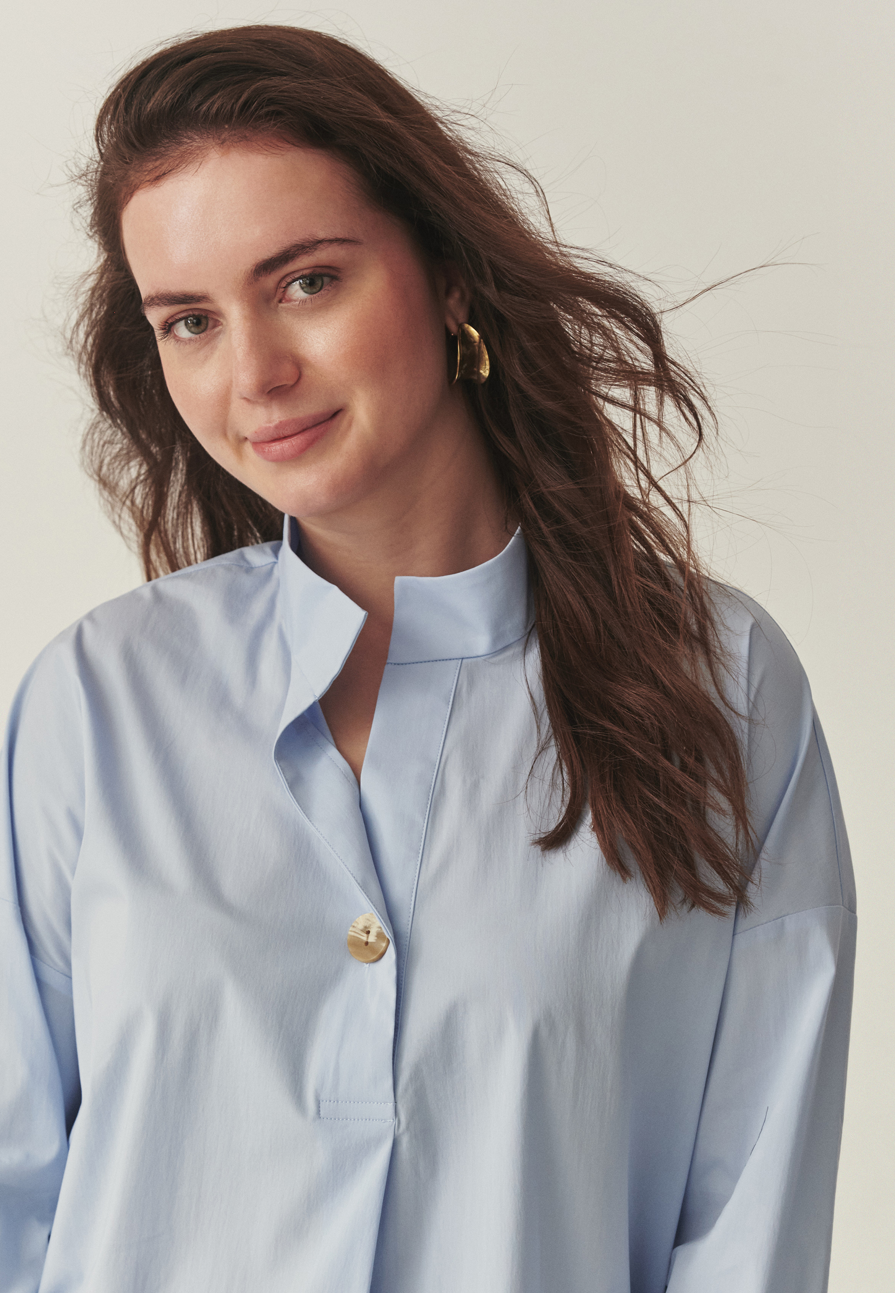 BLUZĂ PASTELATĂ, CU GULER RIDICAT — LOTARI ALBASTRU 2