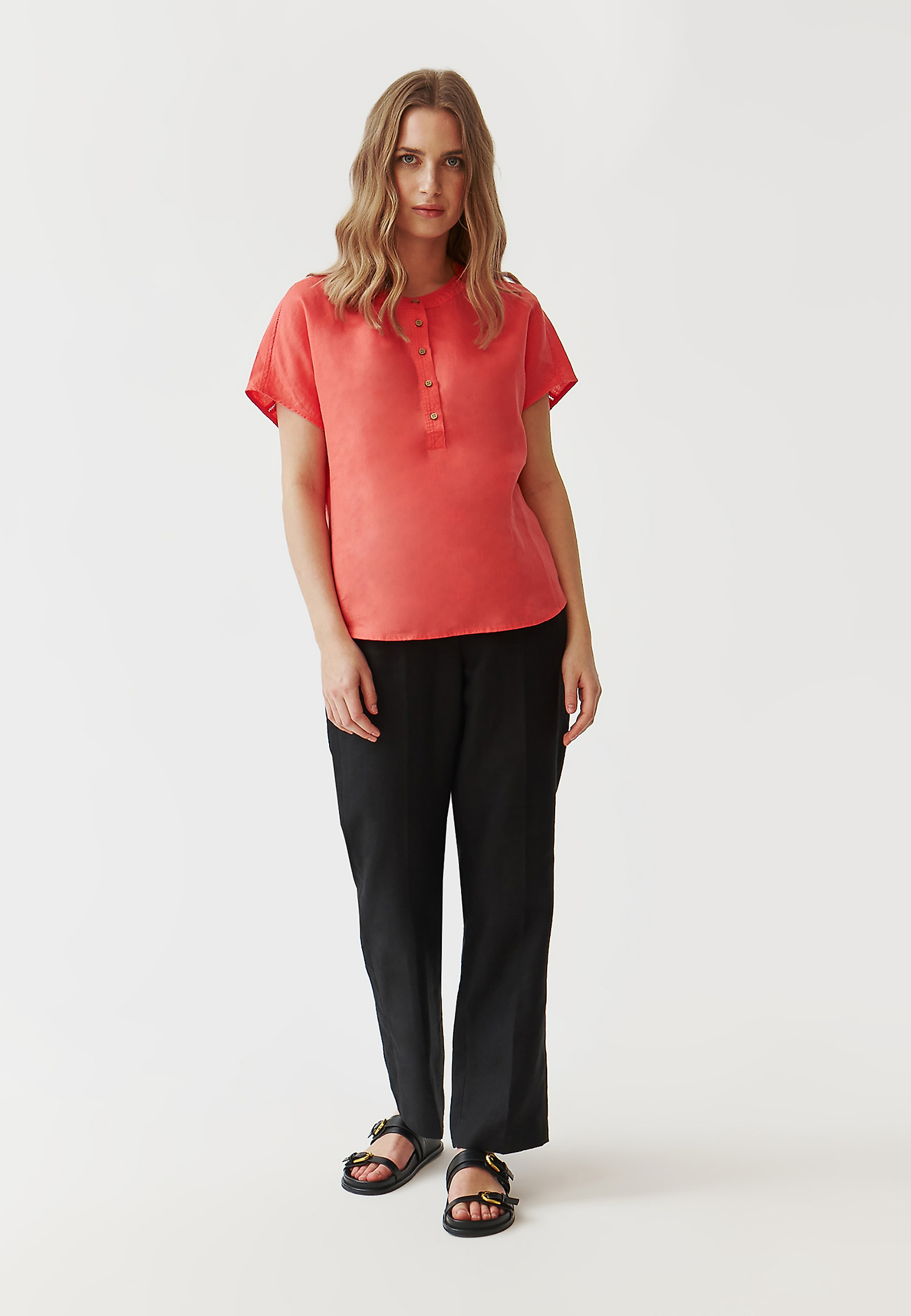 LANENA BLUZA S KOKOSOVIMI GUMBI - SARAKIMO LANENA BLUZA S KOKOSOVIMI GUMBI - SARAKIMO RDEČA 96758