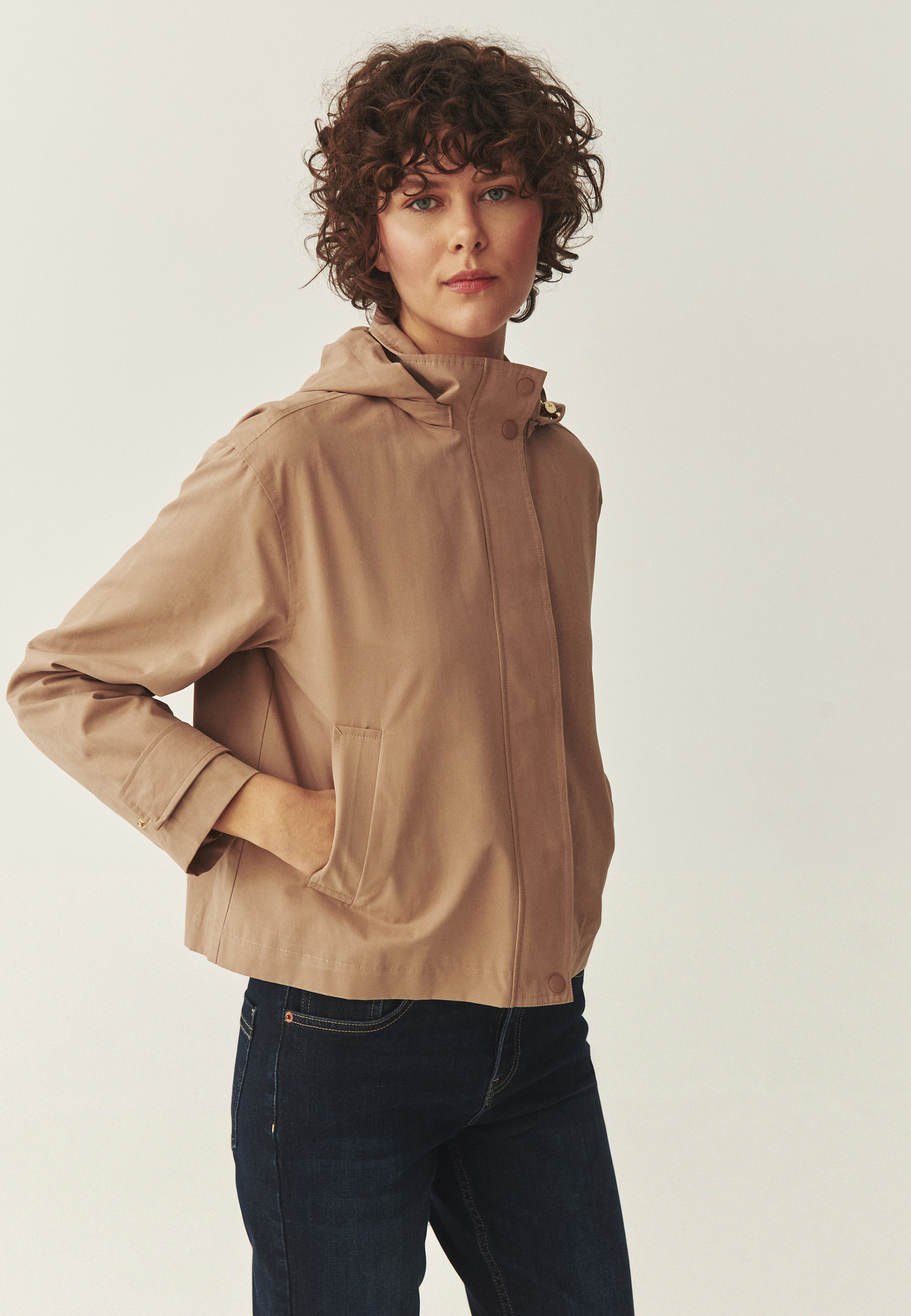 BUNDA S KAPUCÍ – AURORA