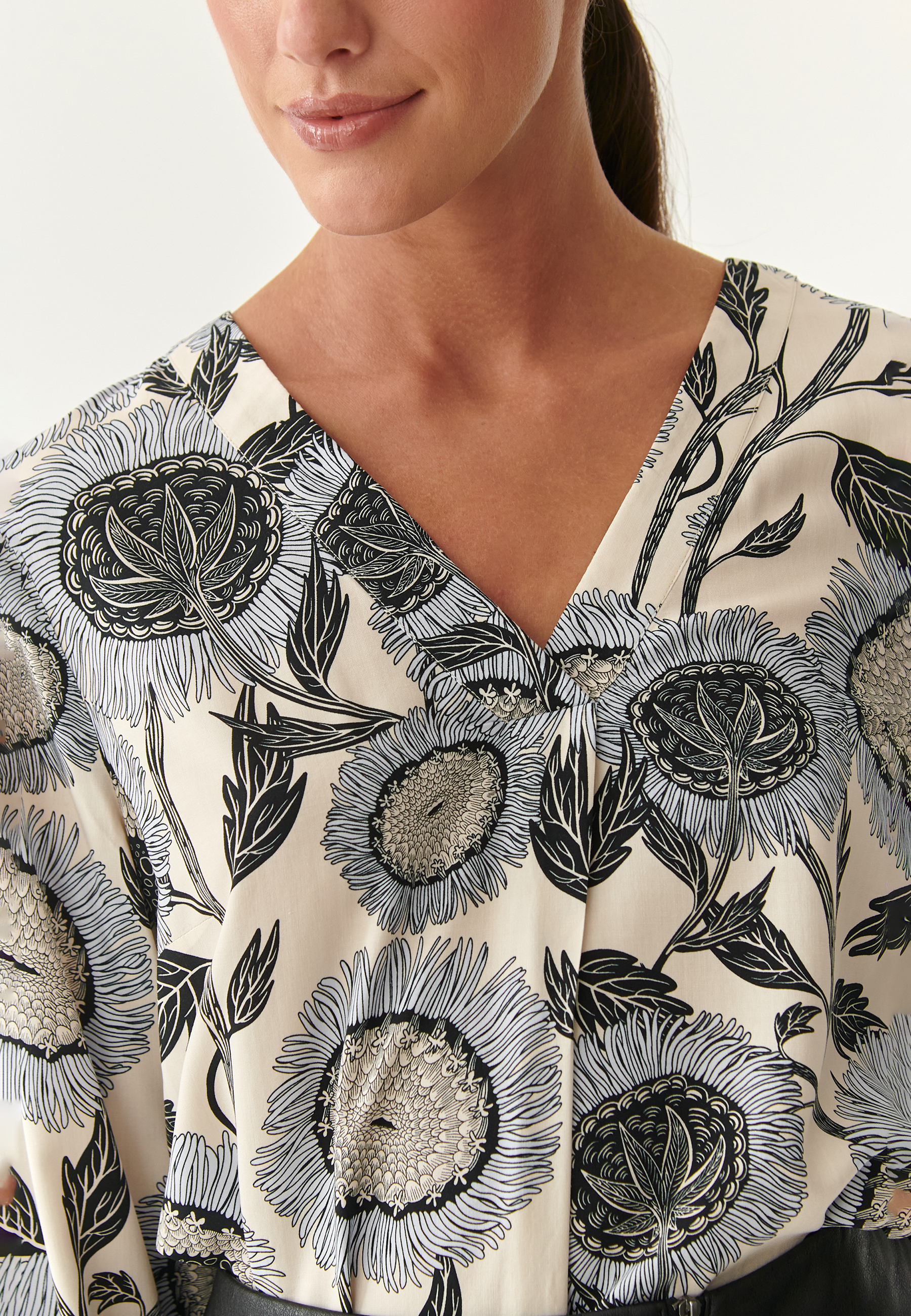 DÁMSKÁ HALENKA S KVĚTINOVÝM MOTIVEM KARIWA