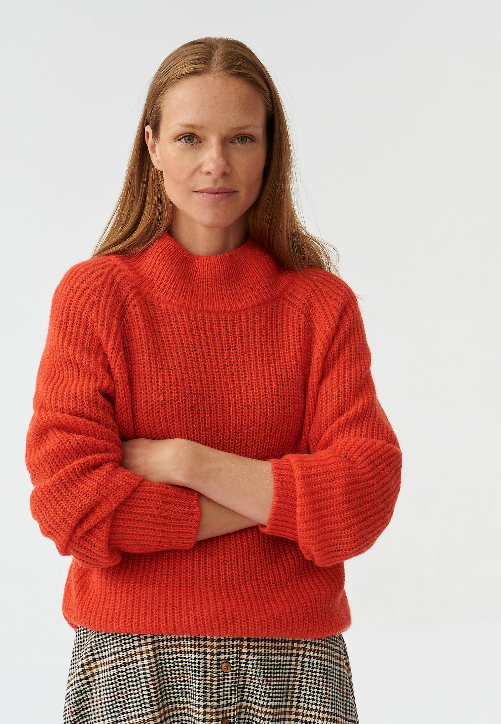 LUŹNY SWETER DAMSKI Z PÓŁGOLFEM SUZI LUŹNY SWETER DAMSKI Z PÓŁGOLFEM SUZI POMARAŃCZOWY 90965