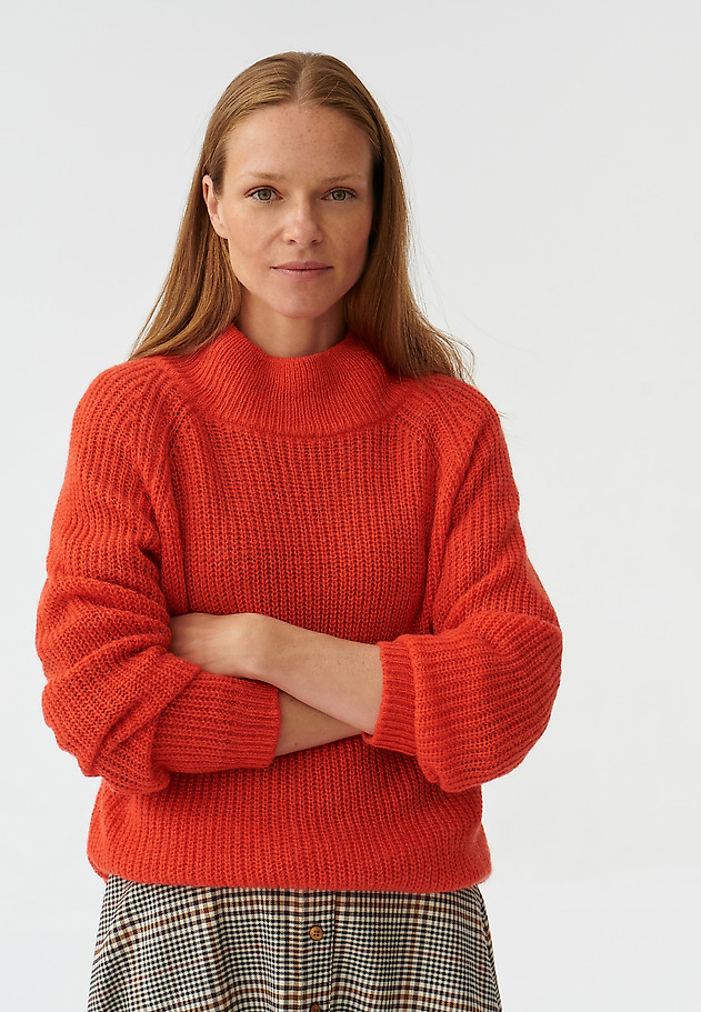 LADIES’ LOOSE HALF TURTLENECK SWEATER SUZI LADIES’ LOOSE HALF TURTLENECK SWEATER SUZI POMARAŃCZOWY 1