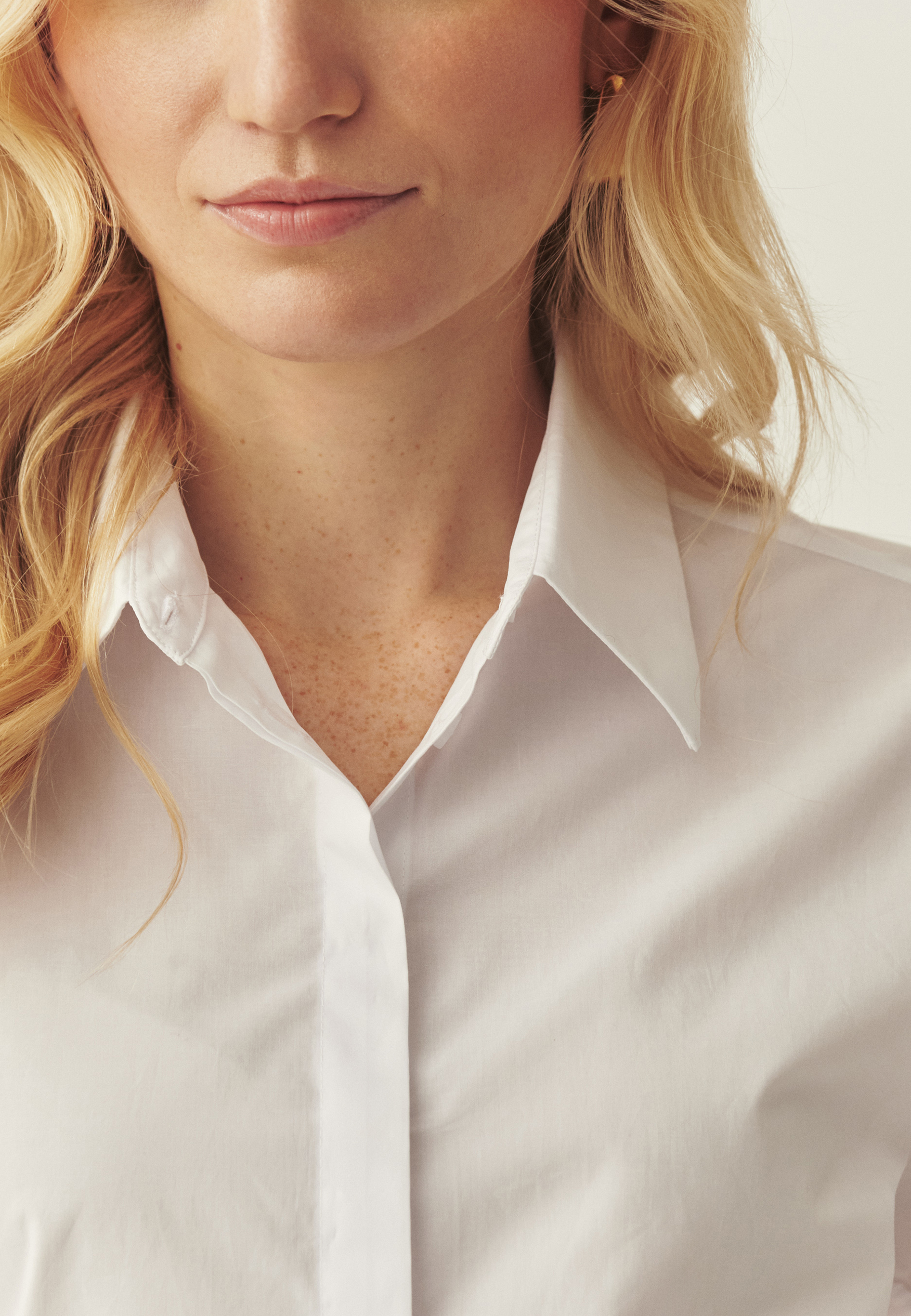 BAWEŁNIANA KOSZULA Z HAFTOWANYMI RĘKAWAMI - CAMI BIAŁY 2