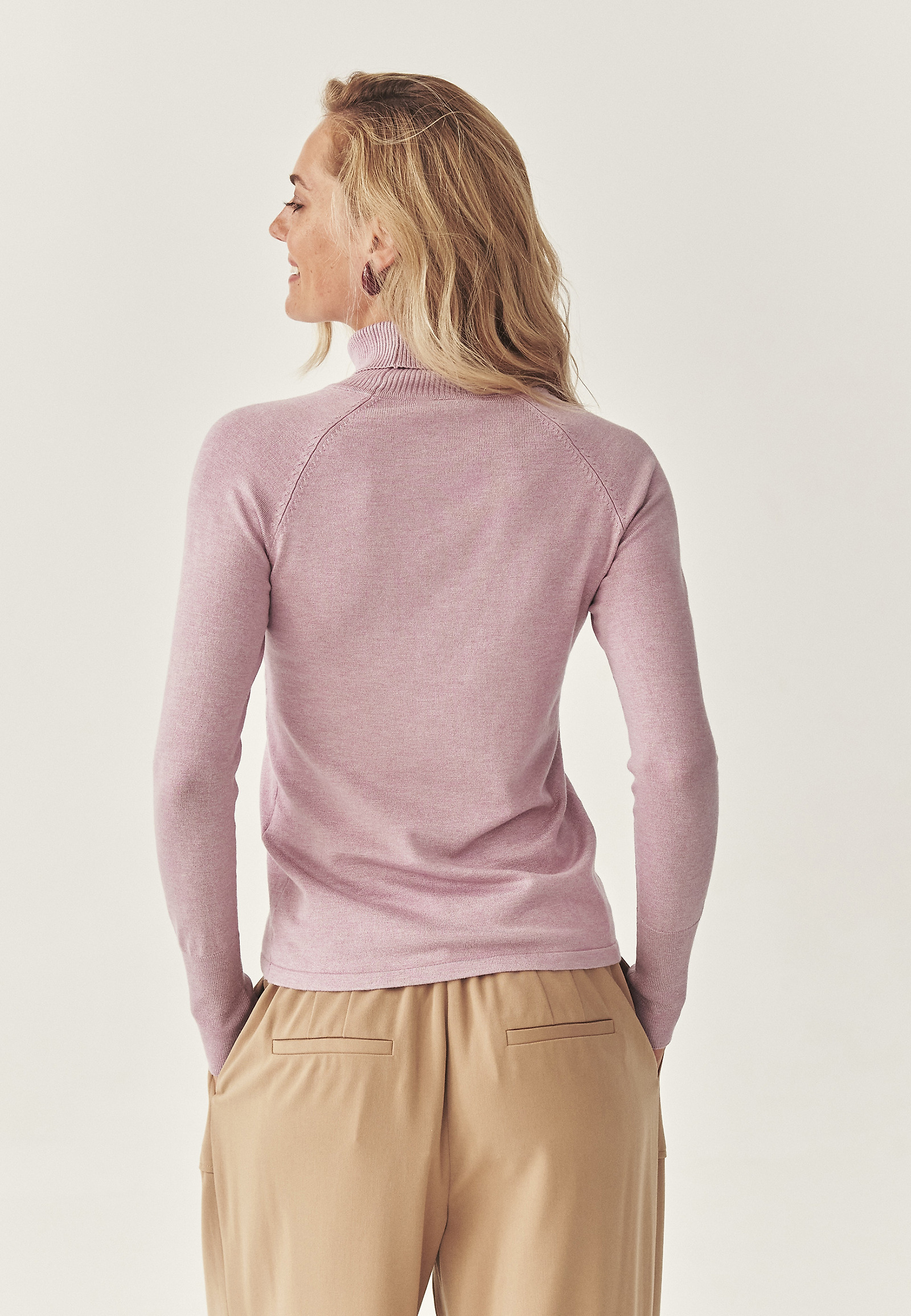 KLASSZIKUS TURTLE NECK HOSSZÚ UJJÚ PULÓVER - NEKOKI KLASSZIKUS TURTLE NECK HOSSZÚ UJJÚ PULÓVER - NEKOKI LILA 115146