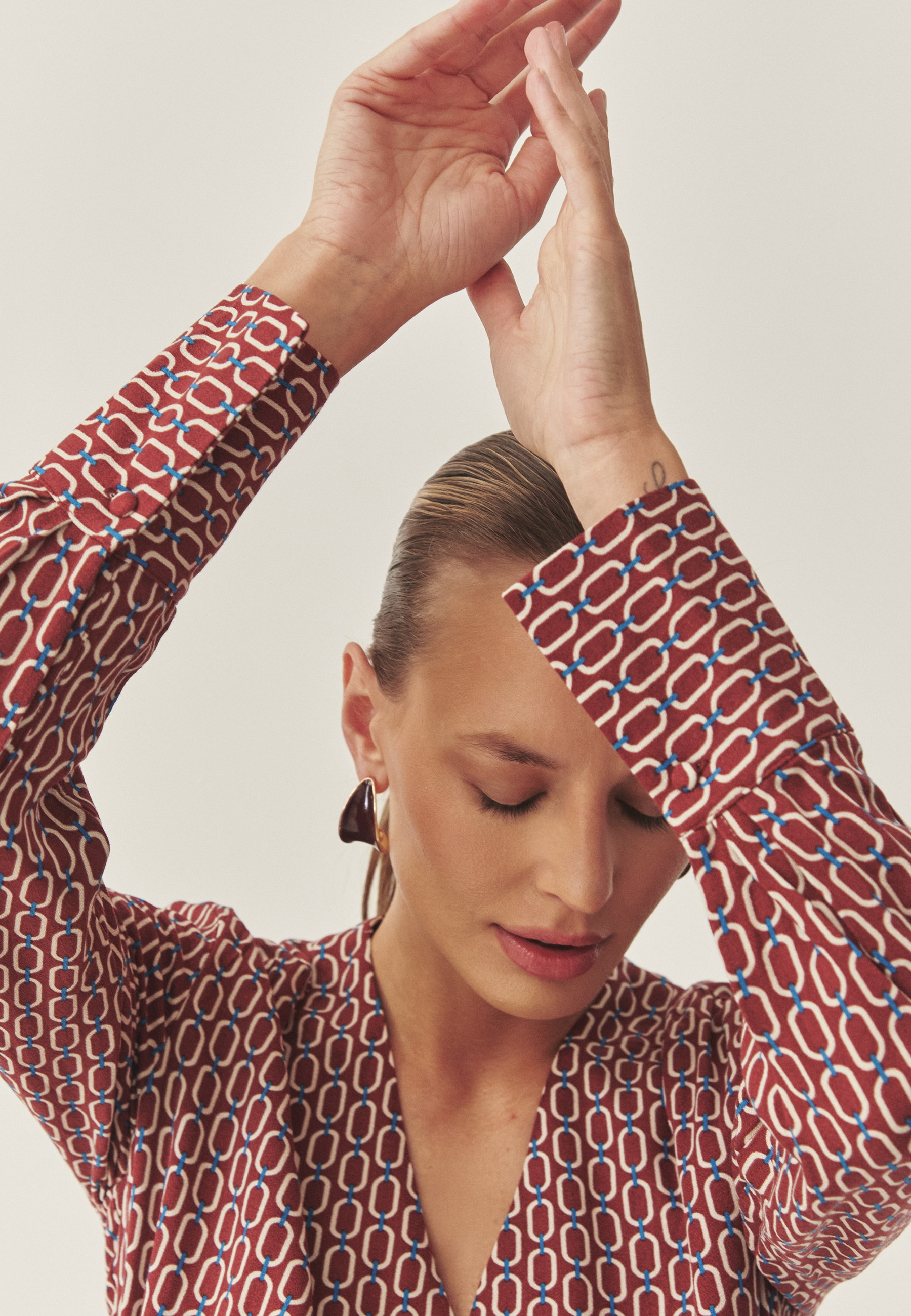 MIDI OBLEKA IZ BLAGA Z IZREZOM V OBLIKI OVOJNICE IN OBLIKOVALSKIM VZORCEM - DEBERA VEČBARVNA 2