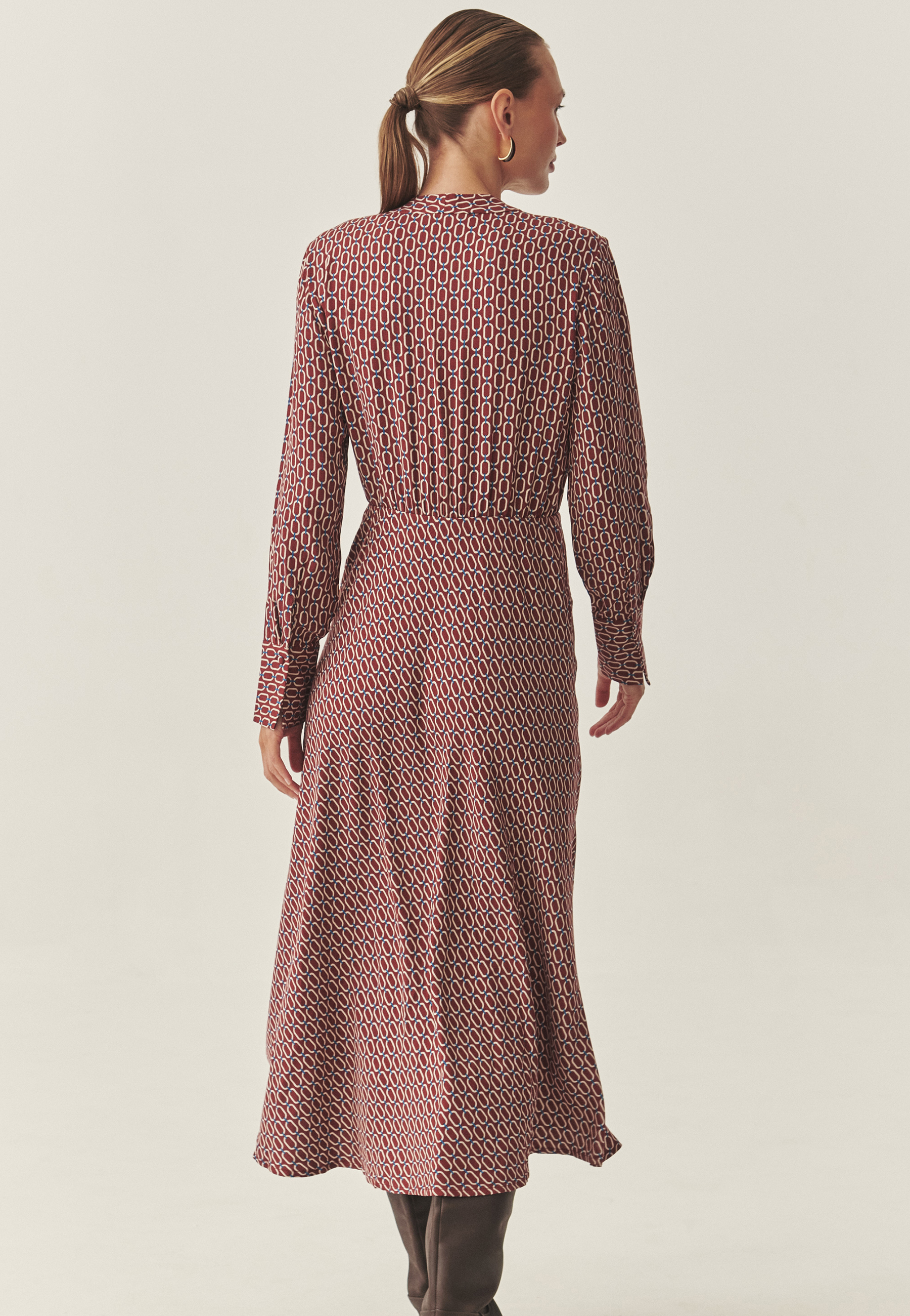 MIDI OBLEKA IZ BLAGA Z IZREZOM V OBLIKI OVOJNICE IN OBLIKOVALSKIM VZORCEM - DEBERA VEČBARVNA 2