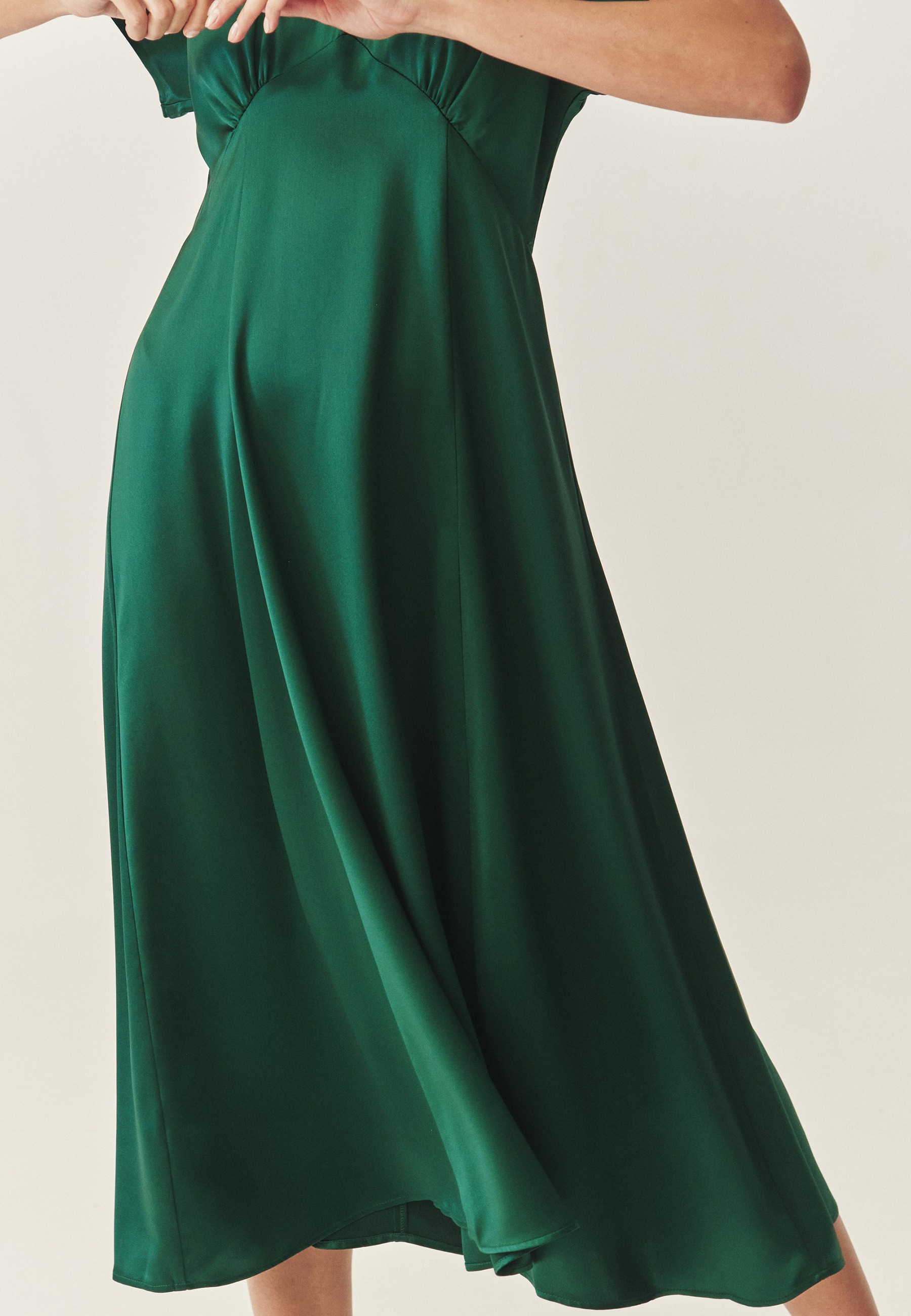 DÁMSKE TEXTILNÉ ŠATY SO SATÉNOVOU ÚPRAVOU – OTESSANA ZELENÁ 2