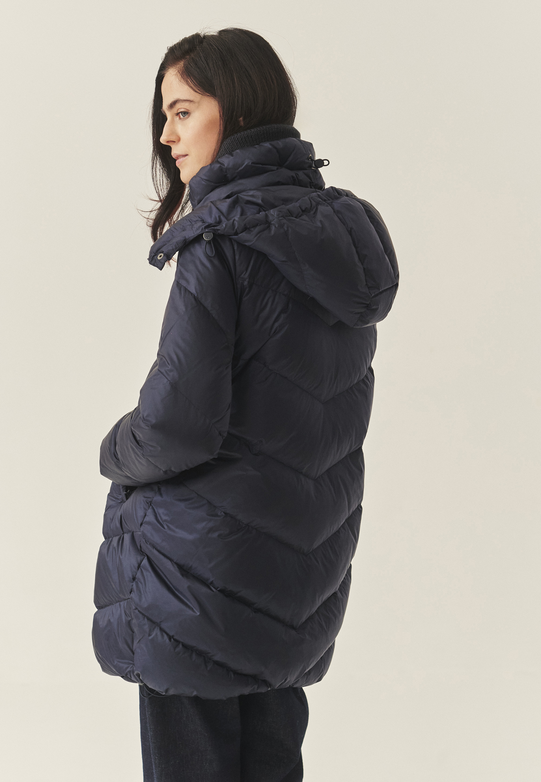 PÉŘOVÁ BUNDA S KAPUCÍ – DAGAMARI TMAVĚ MODRÁ 2